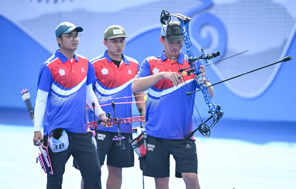 台灣複合弓男團出現2次0分箭失誤,最終以208比228吞敗,與銅牌擦身而過。(中華奧會提供)