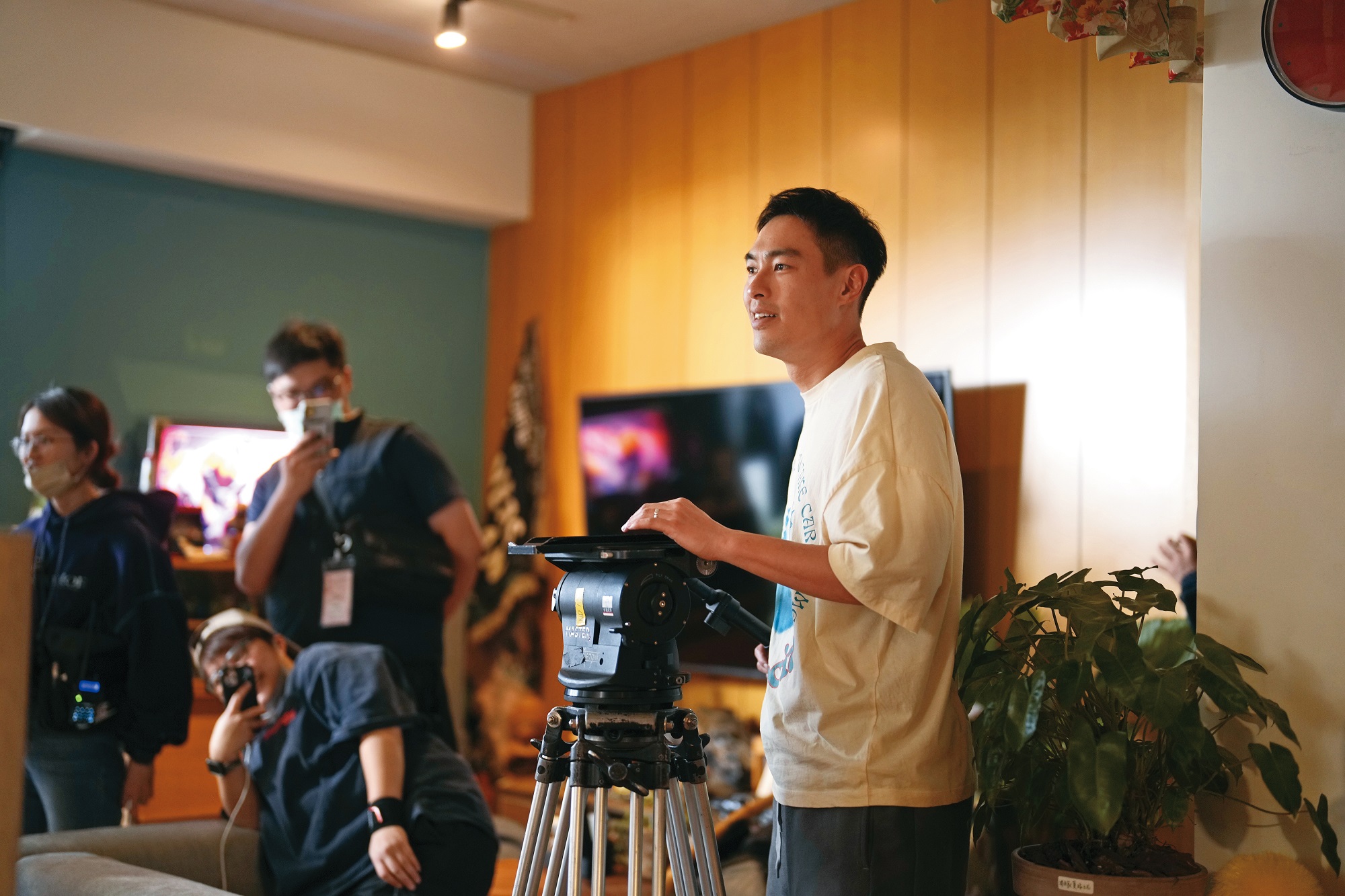 楊祐寧（右）與對手演員互動不時激發靈感，並和工作人員協力添加趣味橋段。（壹壹影業提供）