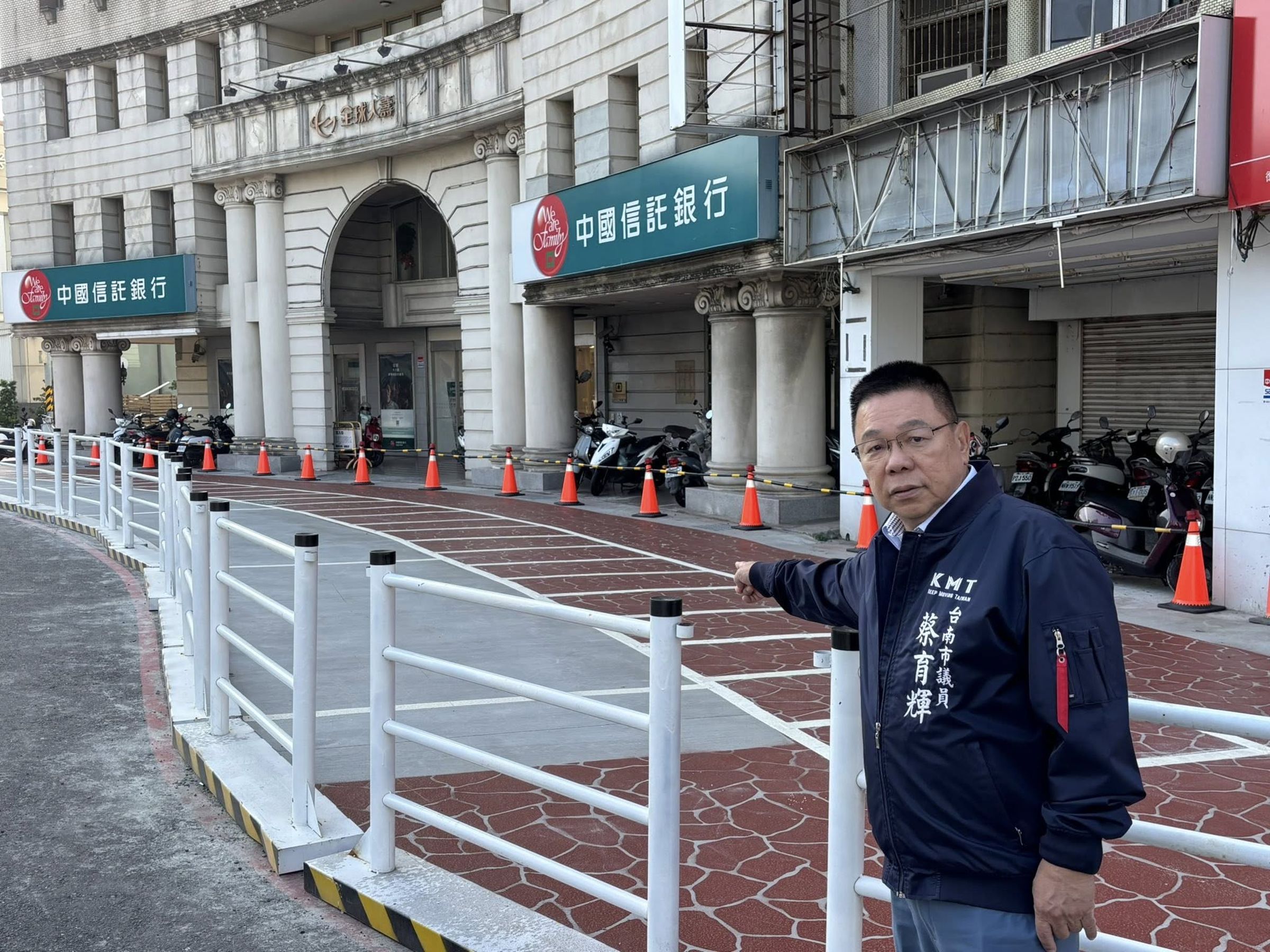 台南市議員蔡育輝日前在臉書po出「政績照」,結果卻遭到網紅、網友砲轟。(翻攝自蔡育輝臉書)