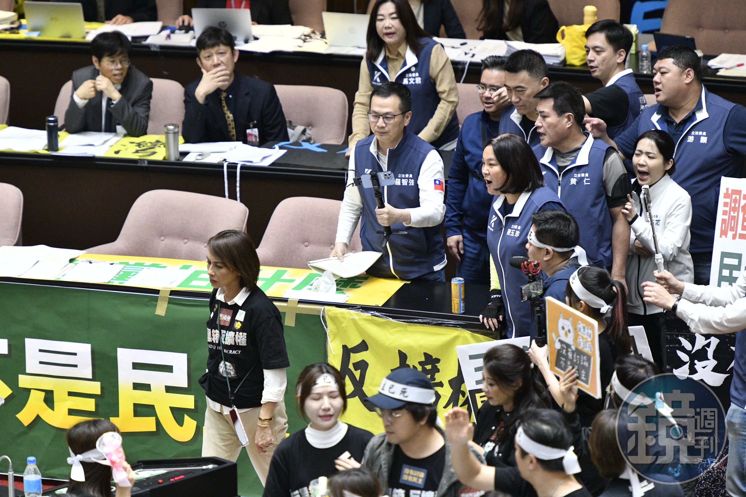 邱議瑩賞完巴掌後憤怒離開，不過引發藍委集體不滿。
