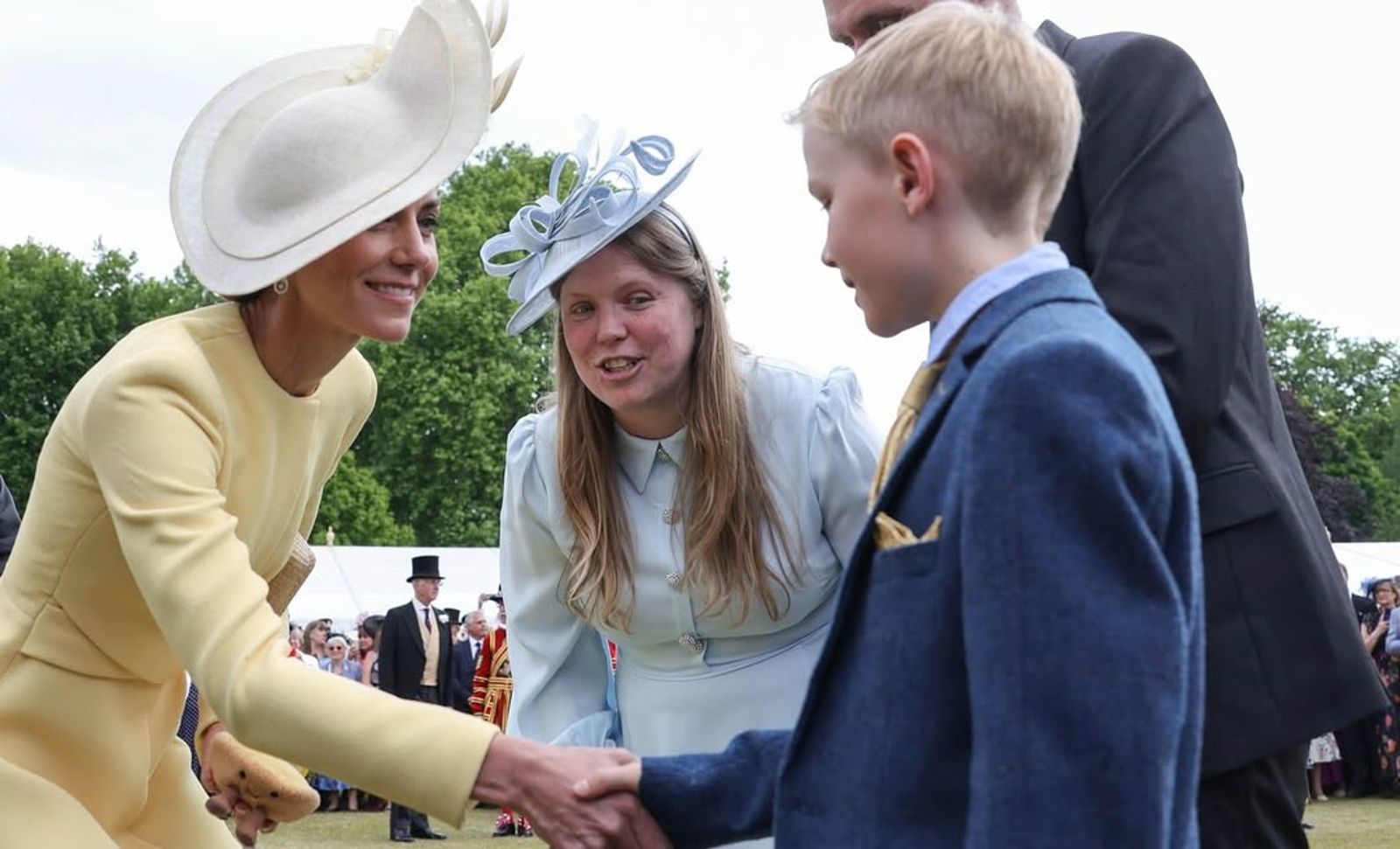 凱特王妃收下馬泰奧送的檸檬塔娃娃。(翻攝princeandprincessofwales IG)