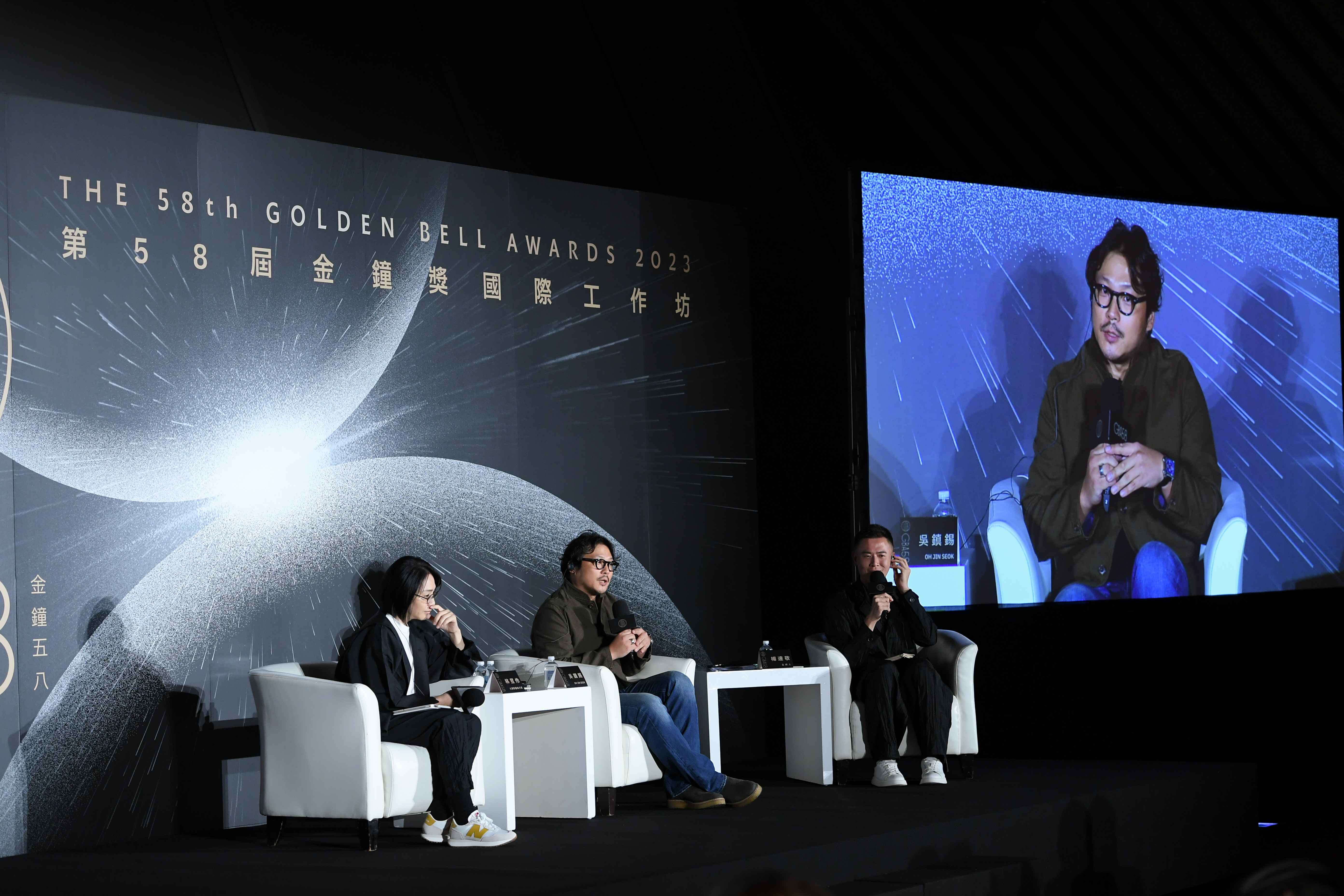 大慕影藝執行長林昱伶和吳鎮錫導演相談甚歡,會後林昱伶致贈導演台灣高粱,導演開心說:「待會馬上來兩杯。」(三立提供)