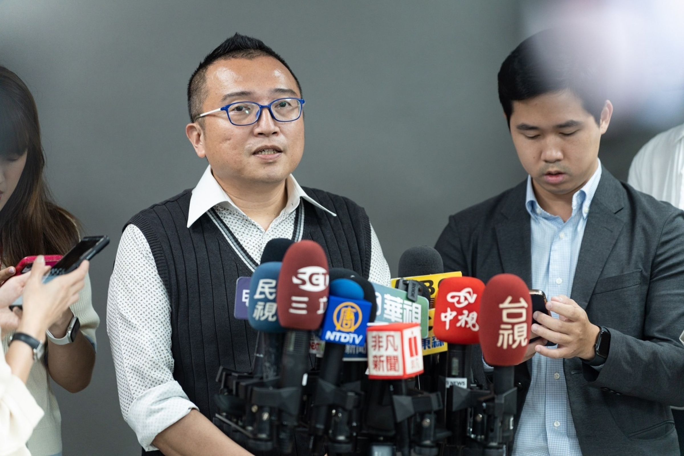 周榆修今日正式宣布退出民進黨,並考慮加入民眾黨。(民眾黨提供)