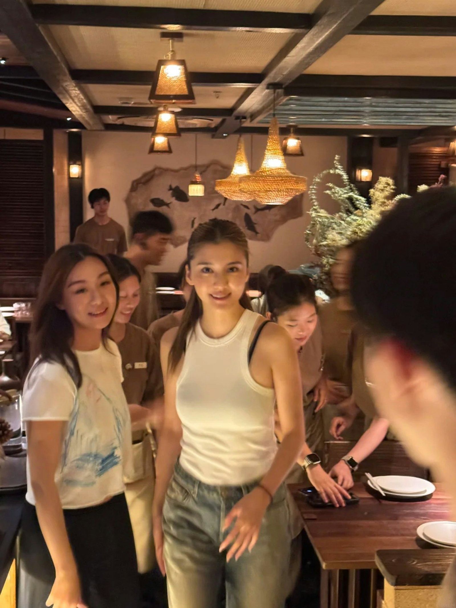 吳千語（右）身穿白色削肩背心搭配牛仔褲，休閒打扮相當亮眼。（翻攝小紅書）