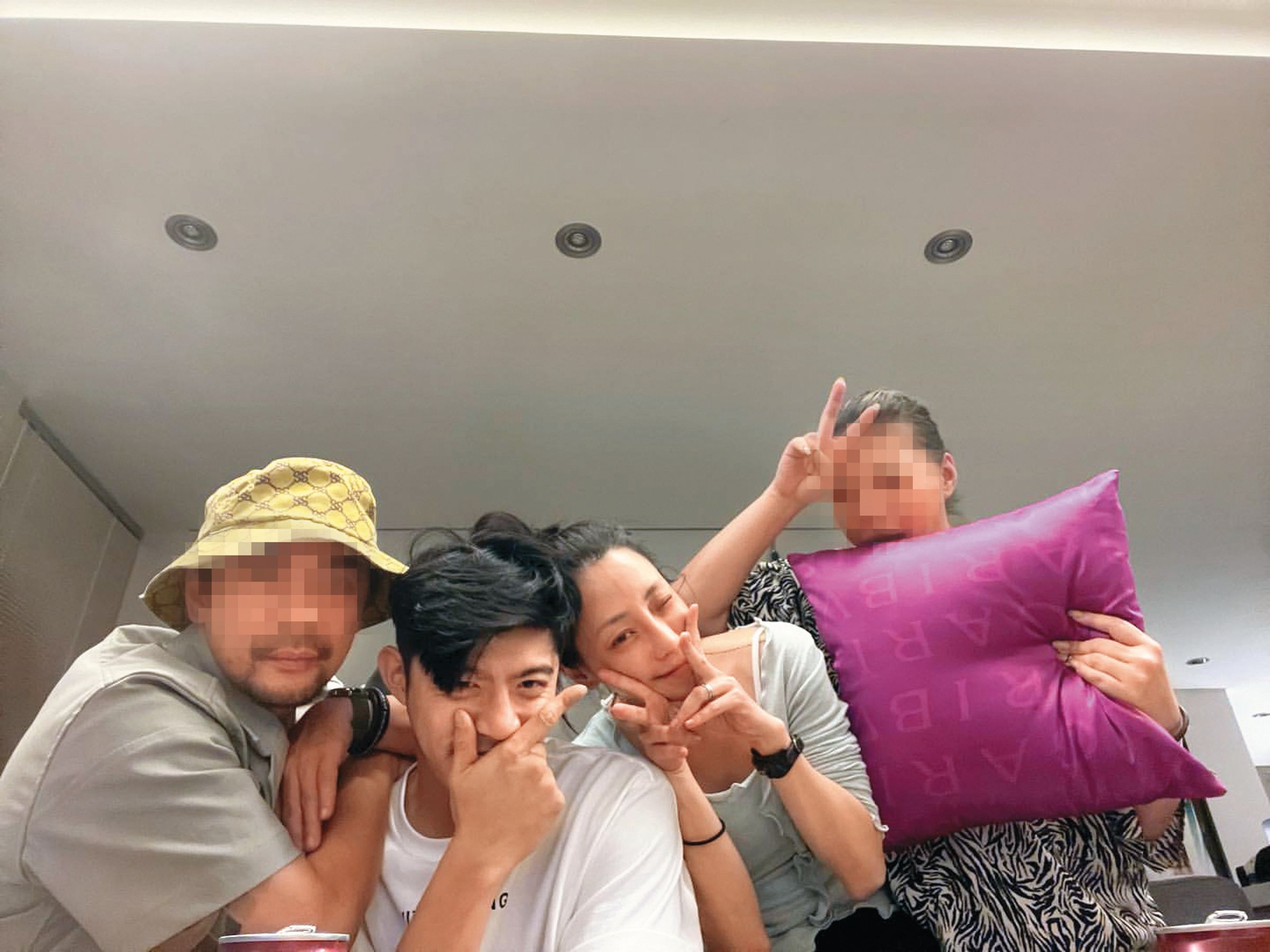 王柏傑（左二）、謝欣穎（右二）的社群照片居家且日常，和友人同度謝欣穎生日，朋友圈也都和在一起。（翻攝自謝欣穎IG）