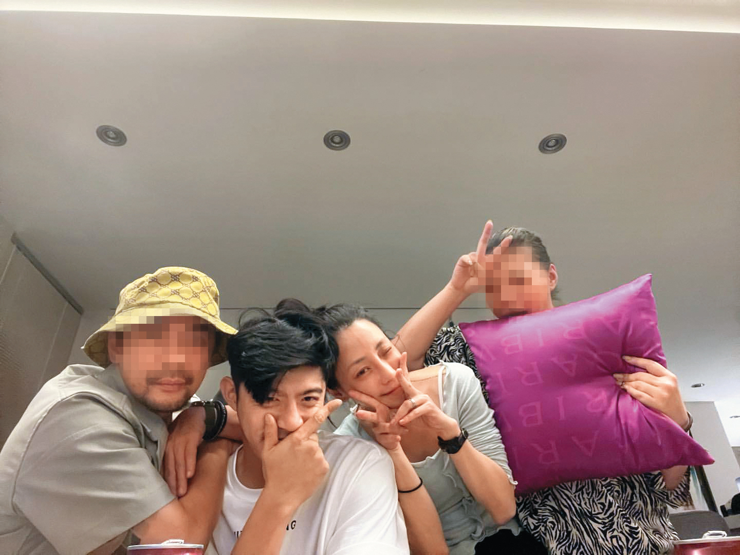 王柏傑（左二）、謝欣穎（右二）的社群照片居家且日常，和友人同度謝欣穎生日，朋友圈也都和在一起。（翻攝自謝欣穎IG）