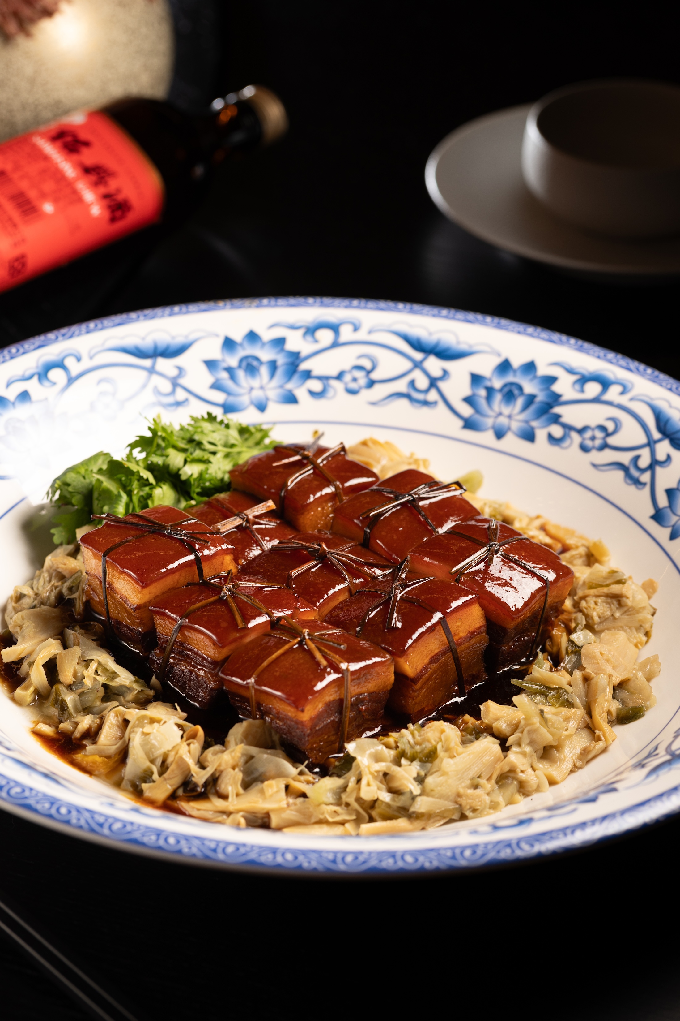 「家傳酒香東坡肉佐上海菜飯」以紹興酒慢燉保留三層肉油脂香氣，主廚刻意讓肉質軟嫩帶 Q，並切成方形小塊，讓賓客更好入口。