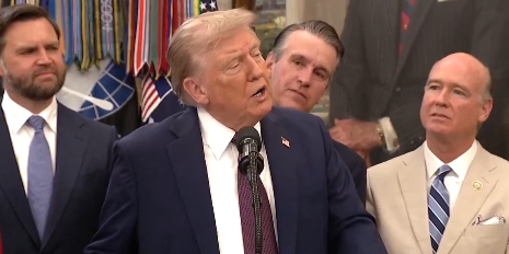 川普今出席記者會。（翻攝自X@FearedBuck）