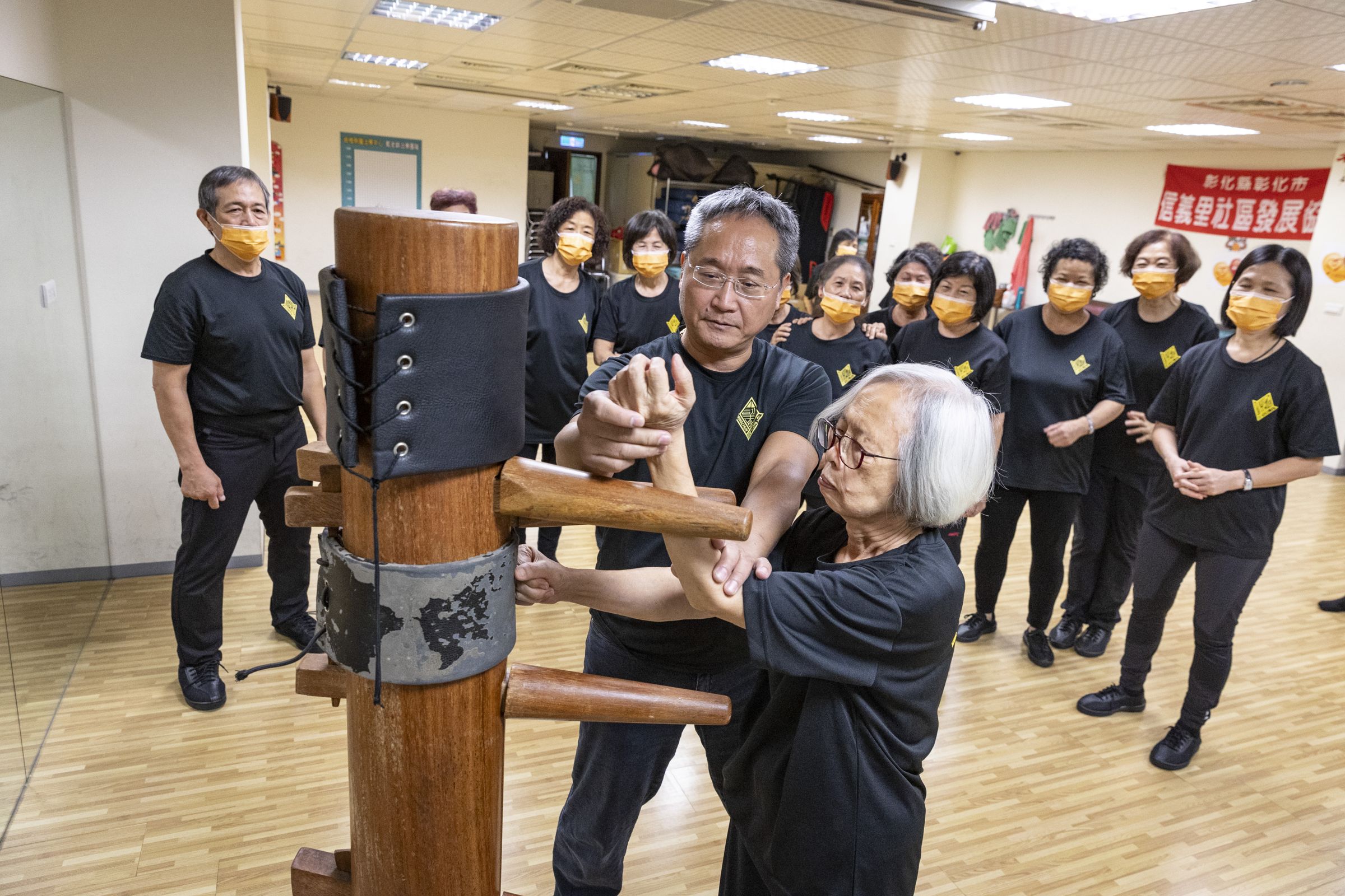 廖慶龍醫師於「詠春拳樂齡班」中,指導學員運用木人樁進行實作練習。(攝影/王漢順)