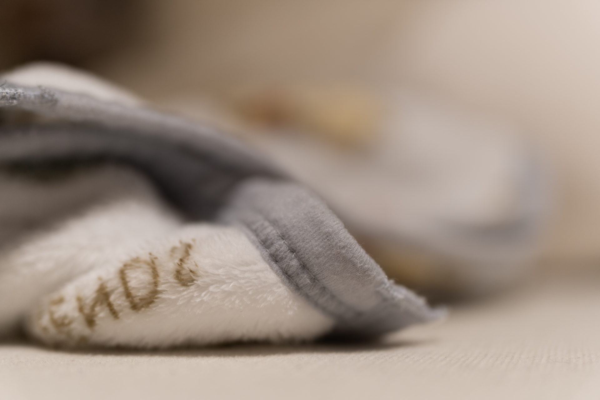 不少孩子都有陪伴入睡、安撫情緒的「小被被」，卻可能是引發皮膚問題的關鍵。（翻攝自photo-ac）