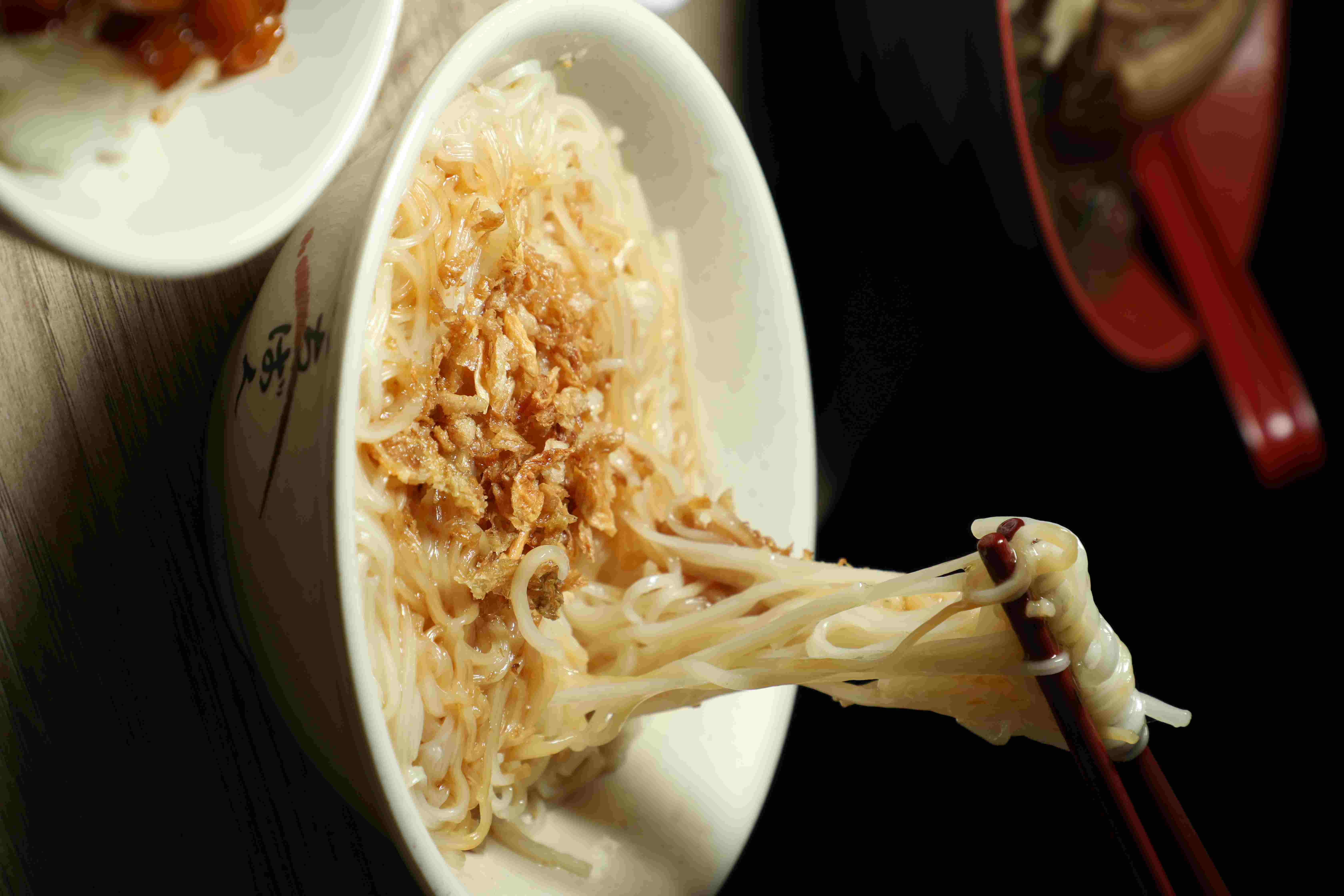 不想吃滷肉飯也可選乾拌的「麻油麵線」，跟羊肉湯也很搭。（45元／份）