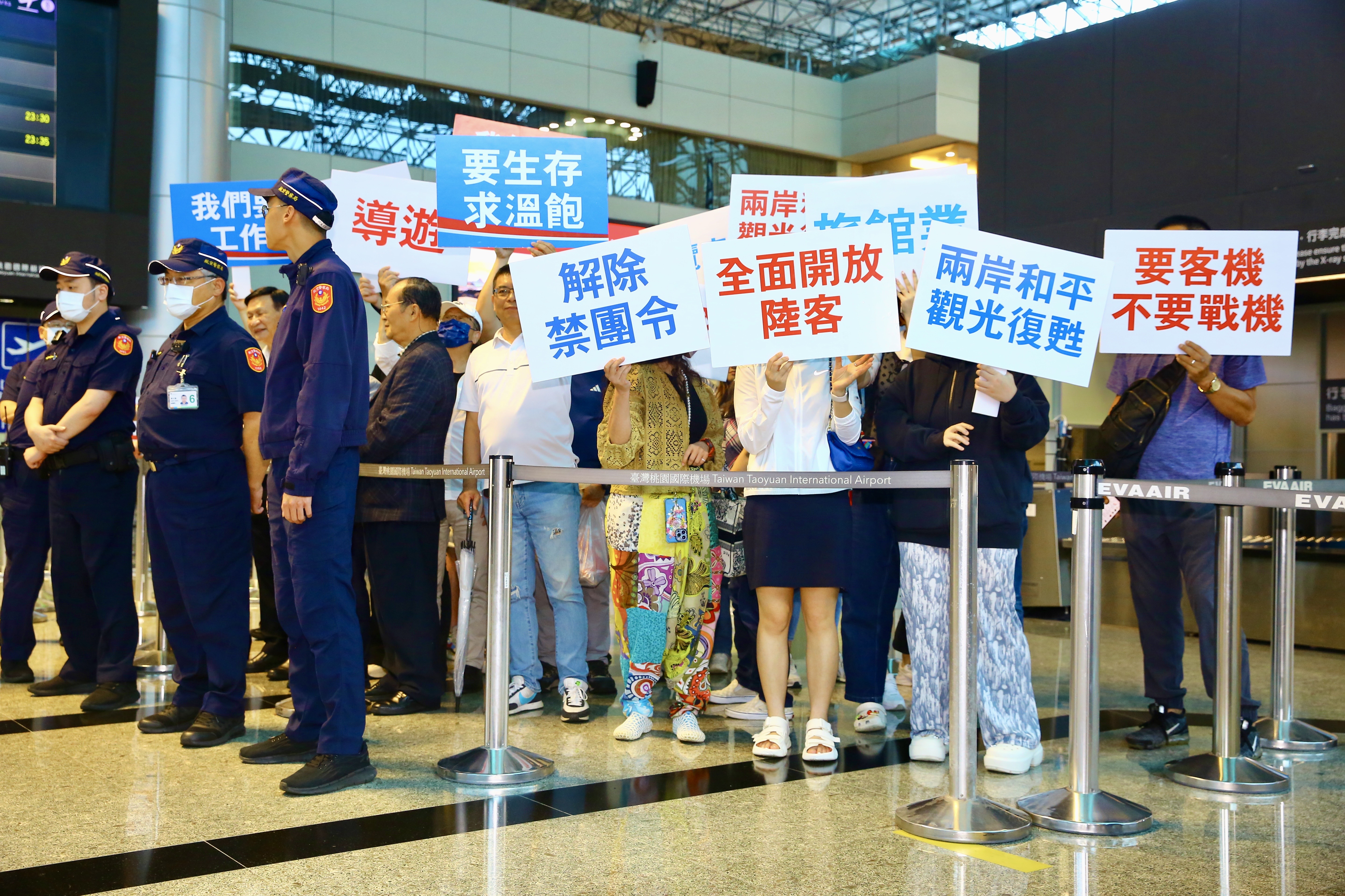 傅崐萁率立委們前往中國，許多支持者舉牌倡議。