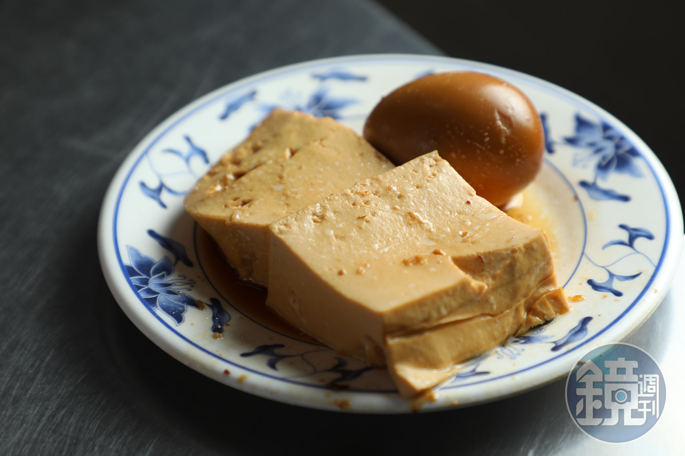 「滷豆腐」(左,15元/份)嫩口有濃郁豆香;「滷蛋」(右,15元/顆)Q彈入味。
