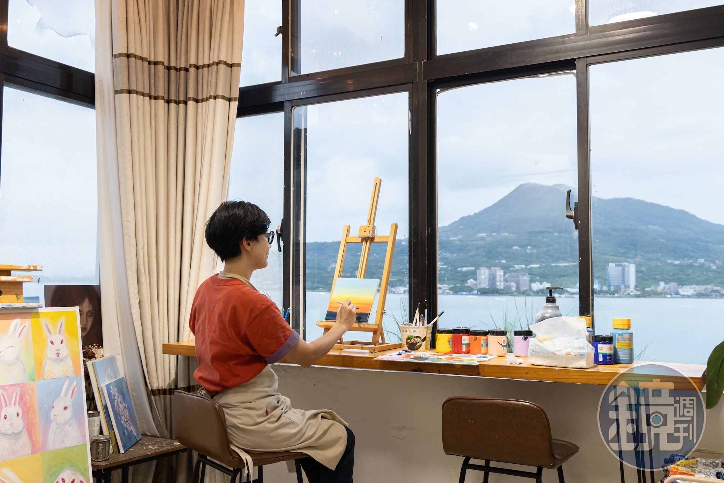 「淡水有風」畫室擁有一整片能飽覽淡水河岸與觀音山的迷人窗景。