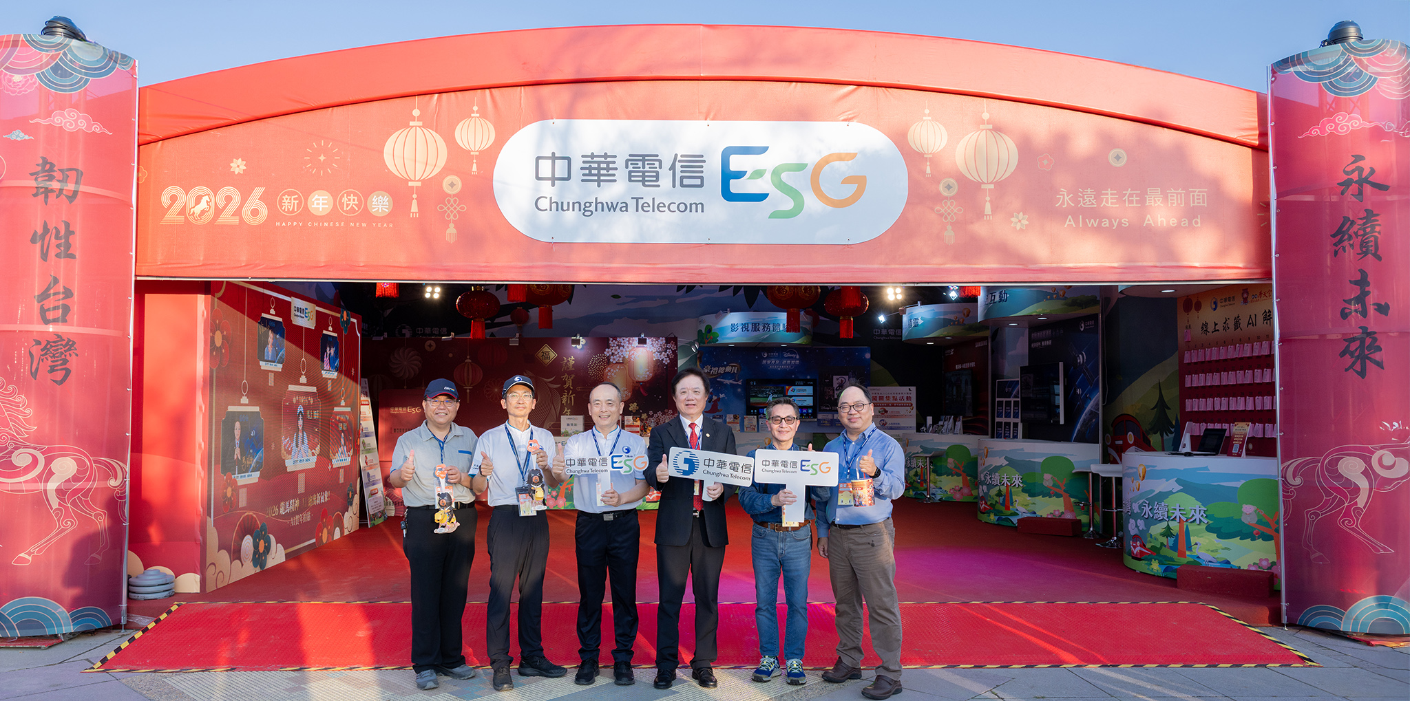 中華電信邀您體驗AI創新應用，中華電信簡志誠董事長(右3)、張世忠主任秘書(右)