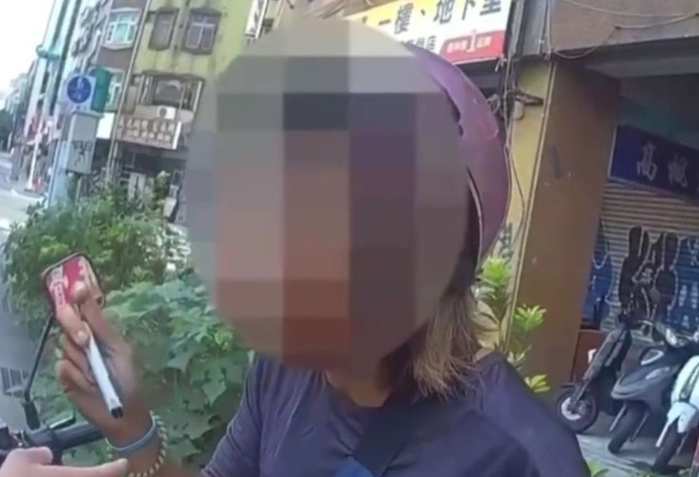 警方巡邏攔查行為異常騎士,意外尋獲這位被通報失蹤的林女。(翻攝畫面)