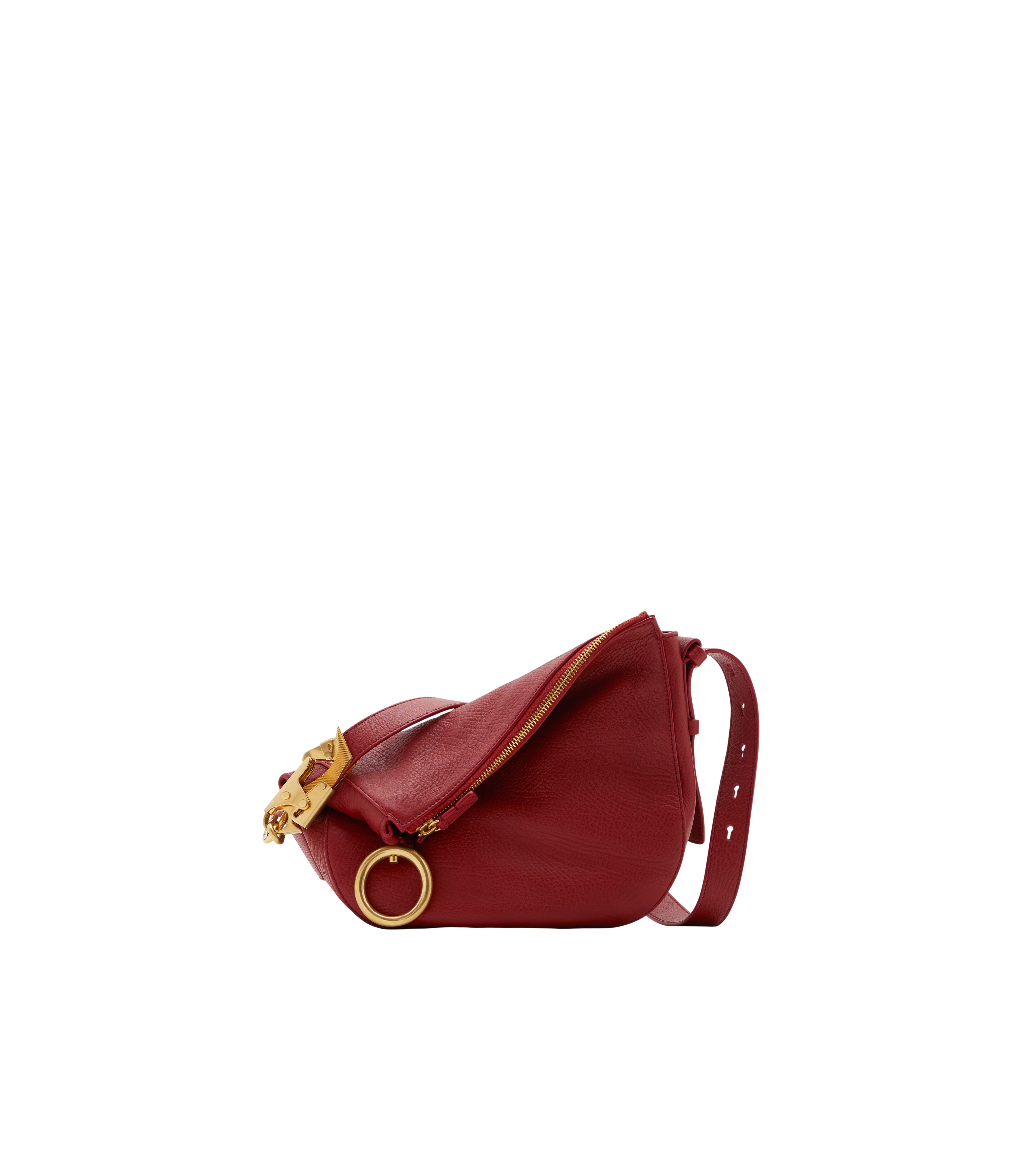 BURBERRY Knight小型紅寶石色皮革騎士包。NT$109,000(BURBERRY提供)