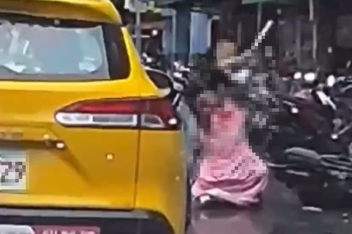 謝男當街砍殺妻子。（翻攝畫面）