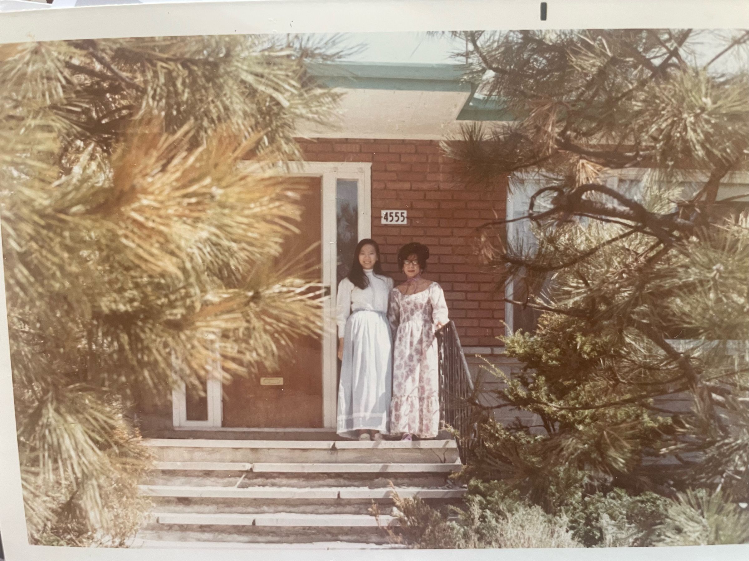 雪美蓮與母親在加拿大。母親於1975年病逝，她拍攝短片《安詳辭世》紀念，五十年後，她再度用影像向母親「致意」。（雪美蓮提供）