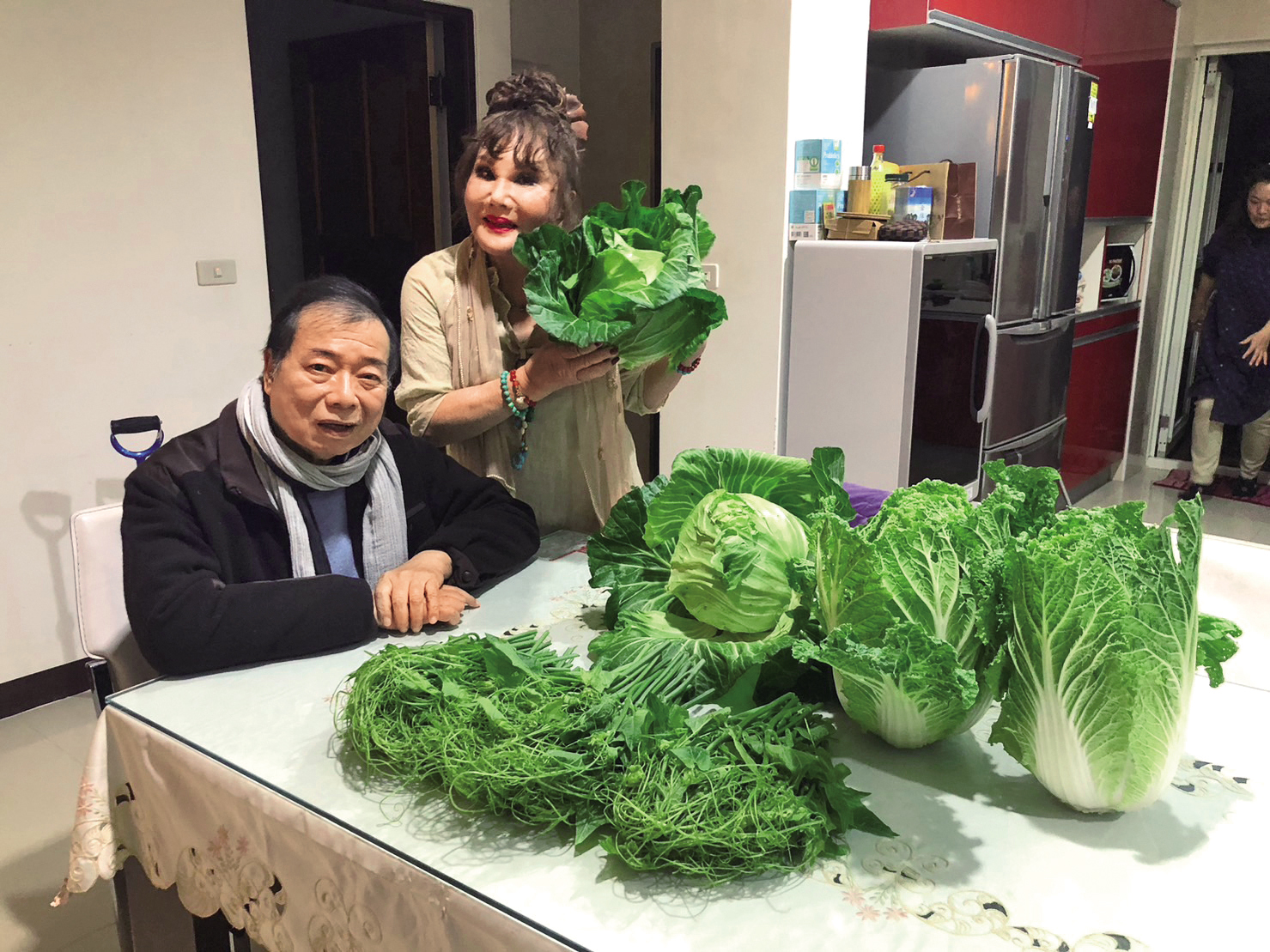 澎澎（右）每次到廖峻（左）家中探視，都會帶上一大堆食物。（翻攝自廖峻澎澎粉噗團臉書）