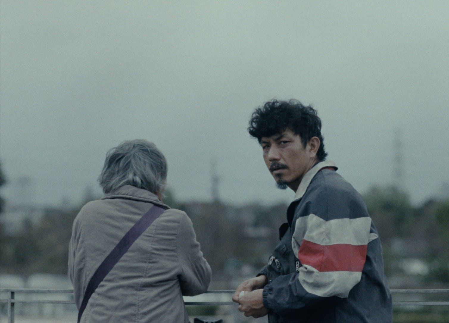 泰國移工悟姆（萬洛·隆甘迦 飾）與梅姨（陸弈靜 飾）。（牽猴子提供）