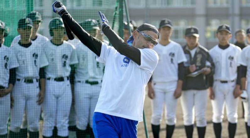 「郎神」鈴木一朗雖然已經50歲，嘗試打擊依舊可以不斷開轟。（翻攝自NTV NEWS NNN）