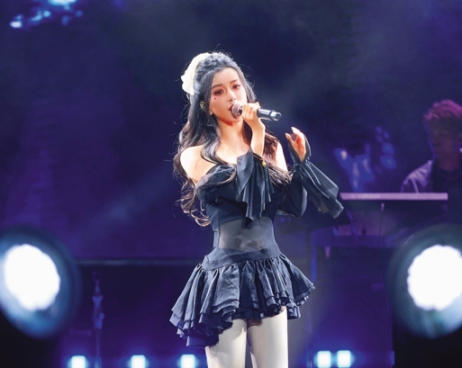 BY2妹妹Yumi在IG爆料，於新加坡的健身房遭教練偷拍。她與姐姐婉拒合照後，教練仍緊跟不放，甚至假裝健身實則偷拍，還惡作劇將燈光全關掉。