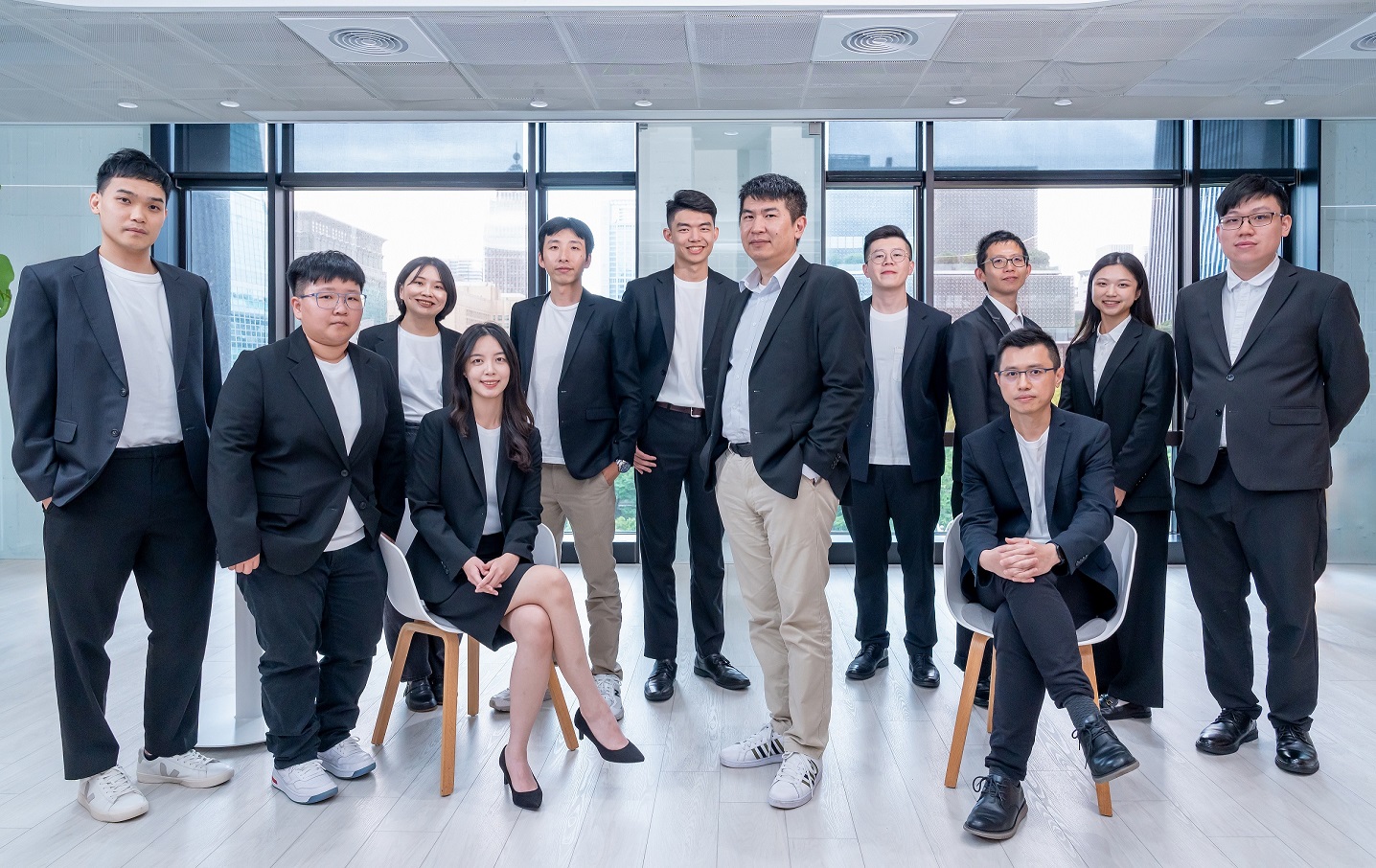 信義房屋落實數據治理，榮獲創新商務獎最佳創新兩大獎肯定，圖為由信義房屋數位長王獻志（右起第六）所率相關獲獎團隊。（信義房屋提供）