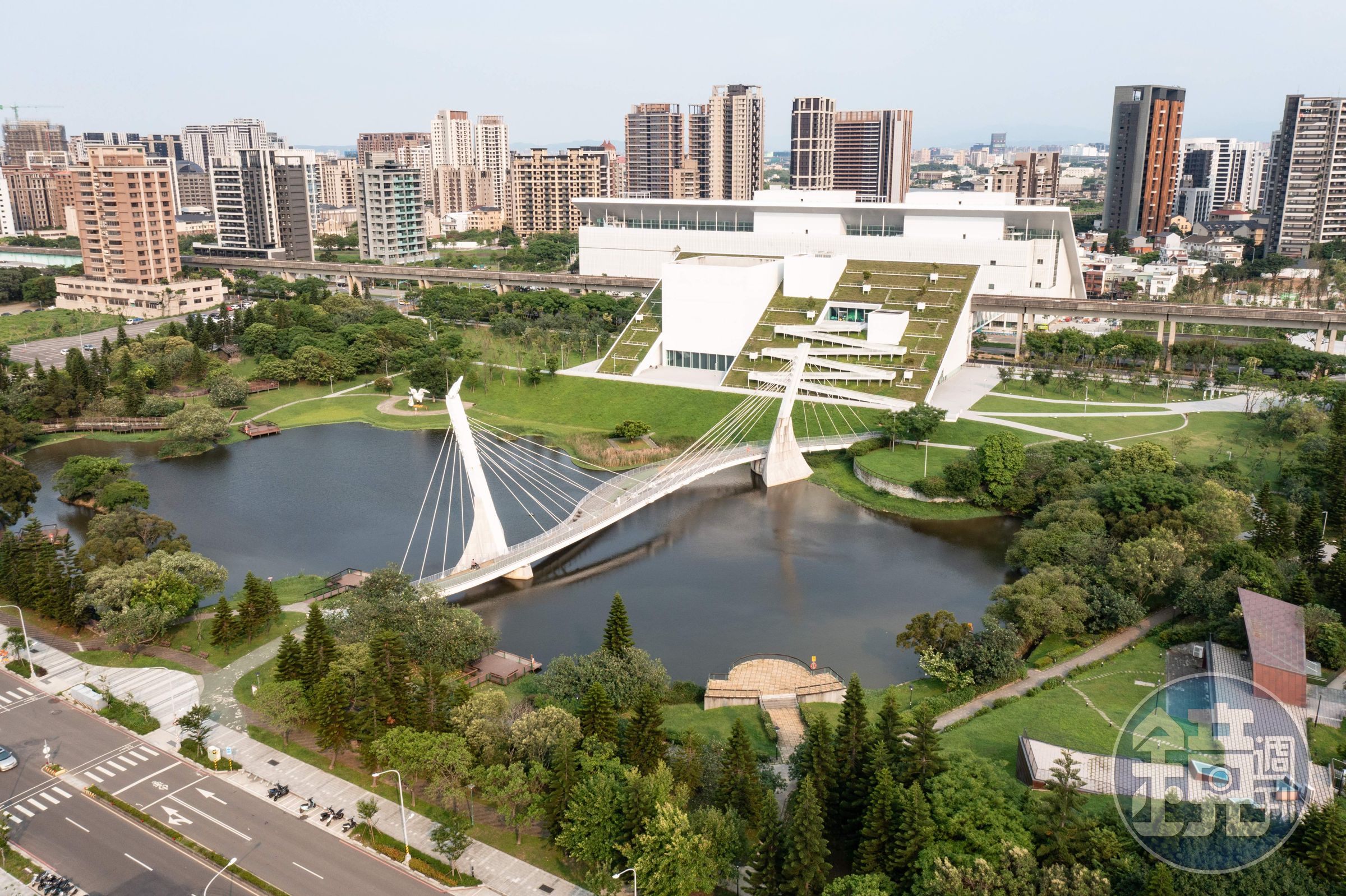 位於青埔的「青塘園」，前身為埤塘灌溉水域，現規劃為親水綠地公園。