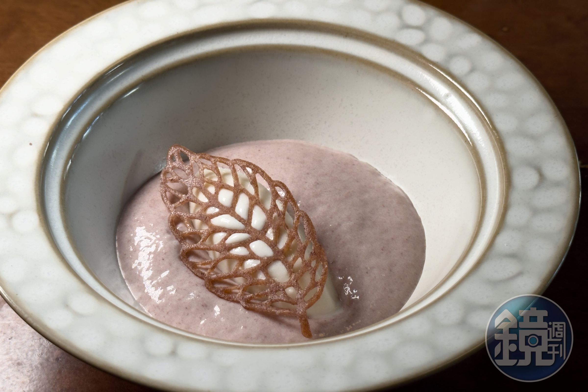 「桂花．柴燒龍眼．紅豆湯」以甘酒冰淇淋、紅豆慕斯等組合重溫紅豆湯故事。