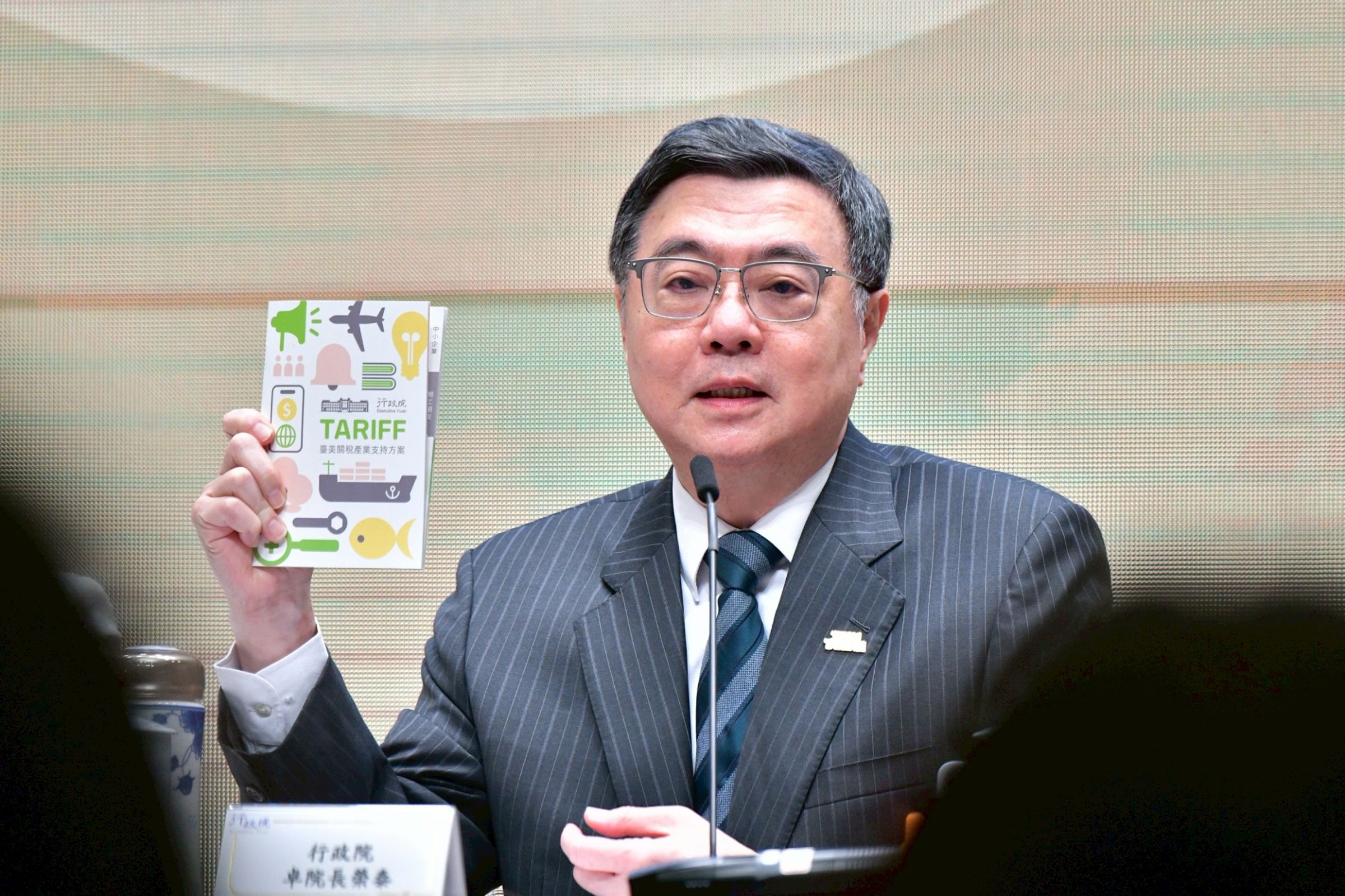 卓榮泰已正式要求國防部，須在符合憲法與預算法的前提下，儘速研擬透過再提特別條例、追加預算或擴大年度預算規模等方式，以應對未納入項目的衝擊。（行政院提供）
