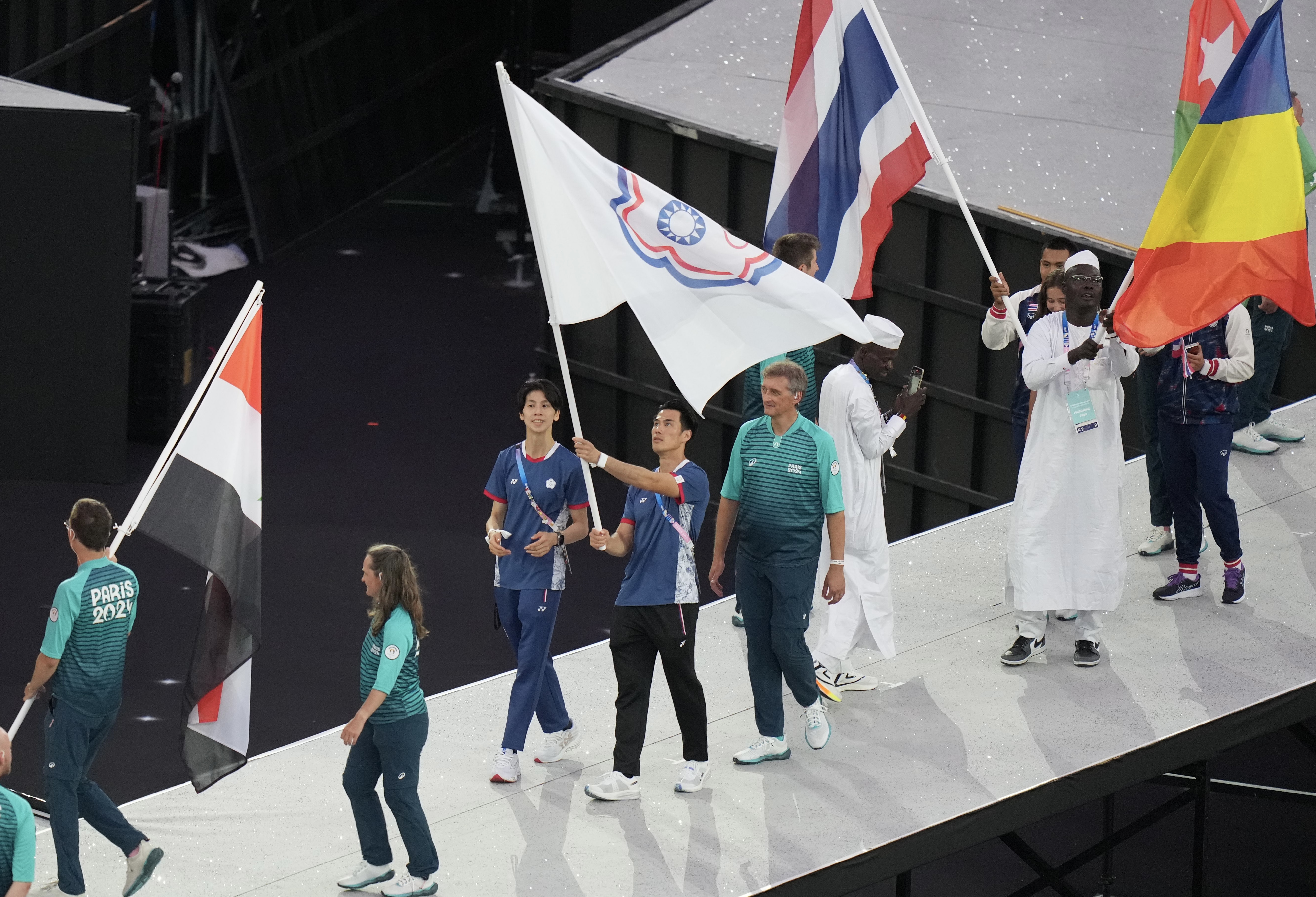 台灣在本屆巴黎奧運奪下2金5銅，在91個奪牌國家中位居35名，寫下史上次佳成績。圖為台灣隊閉幕進場畫面。（中華奧會提供）
