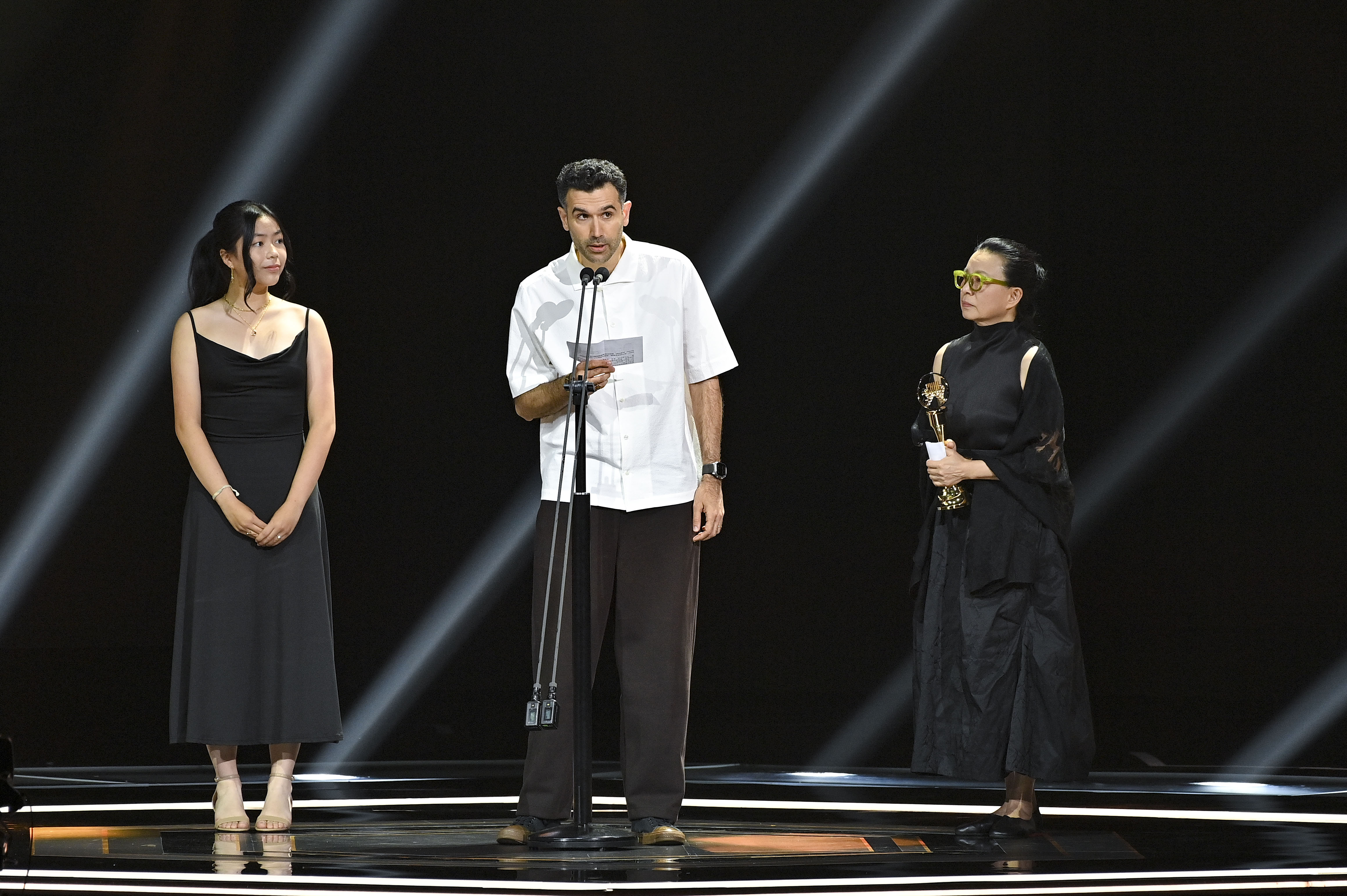 方大同摯友代為上台領取評審團獎。（台視提供）