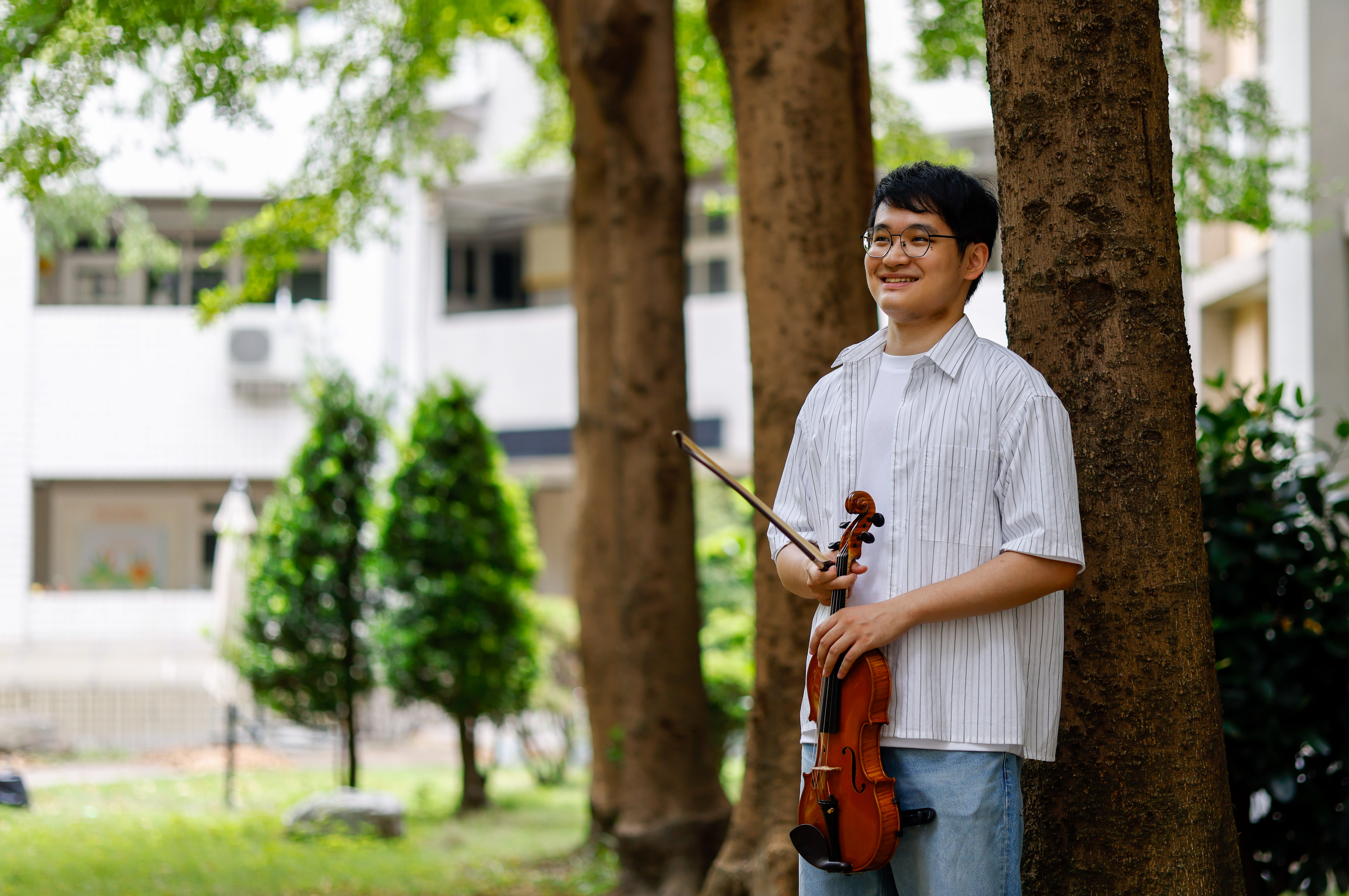 舞台之外，他把琴聲帶進日常，也帶進人心。（攝影／杭大鵬）