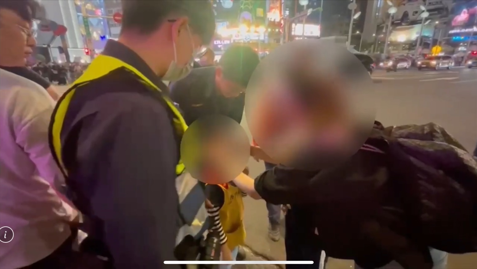 警方與男童在前往服務台途中與男童母親相遇，順利協助他返家。（翻攝畫面）