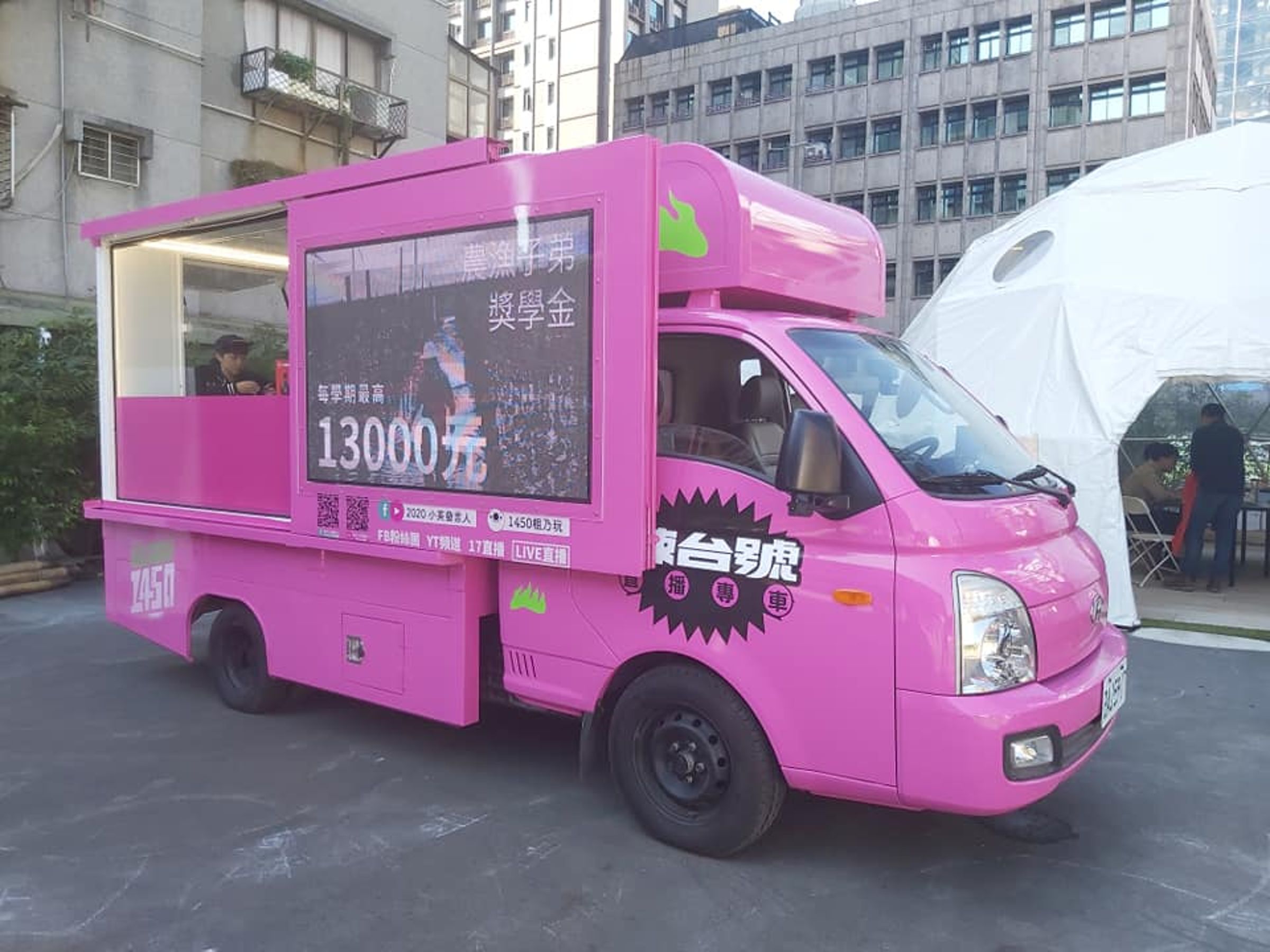 龔修賢替蔡英文打造直播車「辣台號」。(翻攝龔修賢臉書)