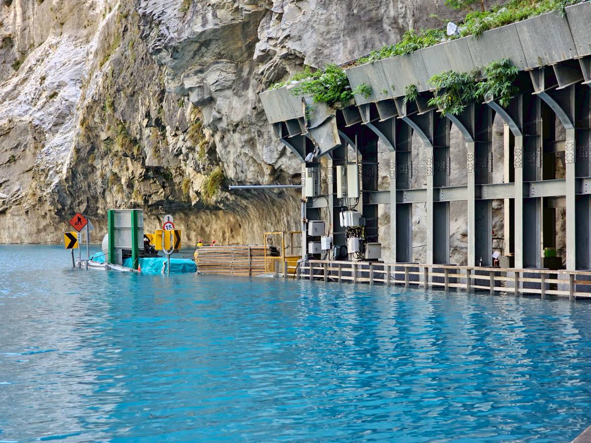 立霧溪堰塞湖導致燕子口部分步道淹水，靳珩隧道西口幾乎被淹沒。（太管處提供）
