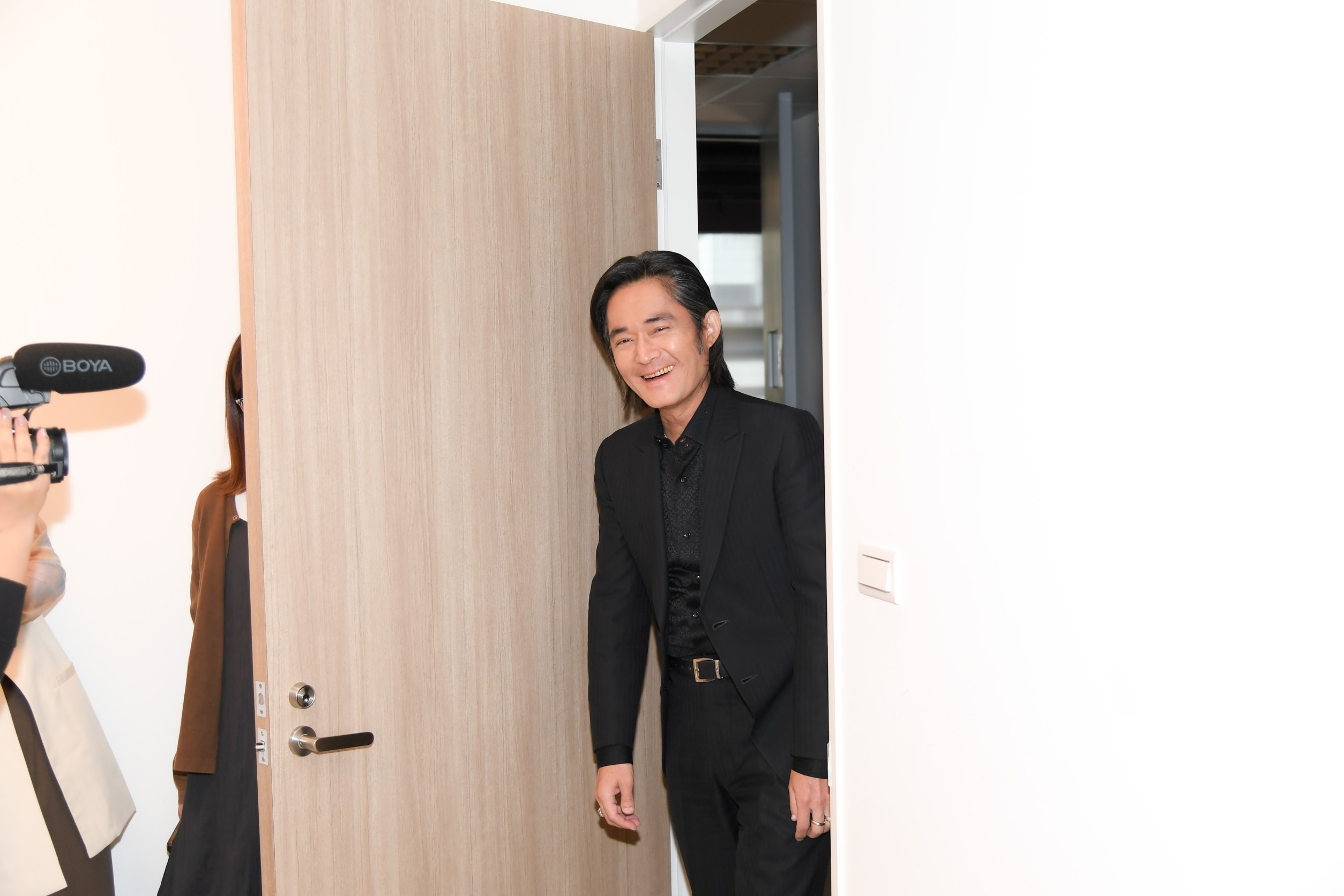 江國賓在攝影棚看到生日驚喜。(三立提供)