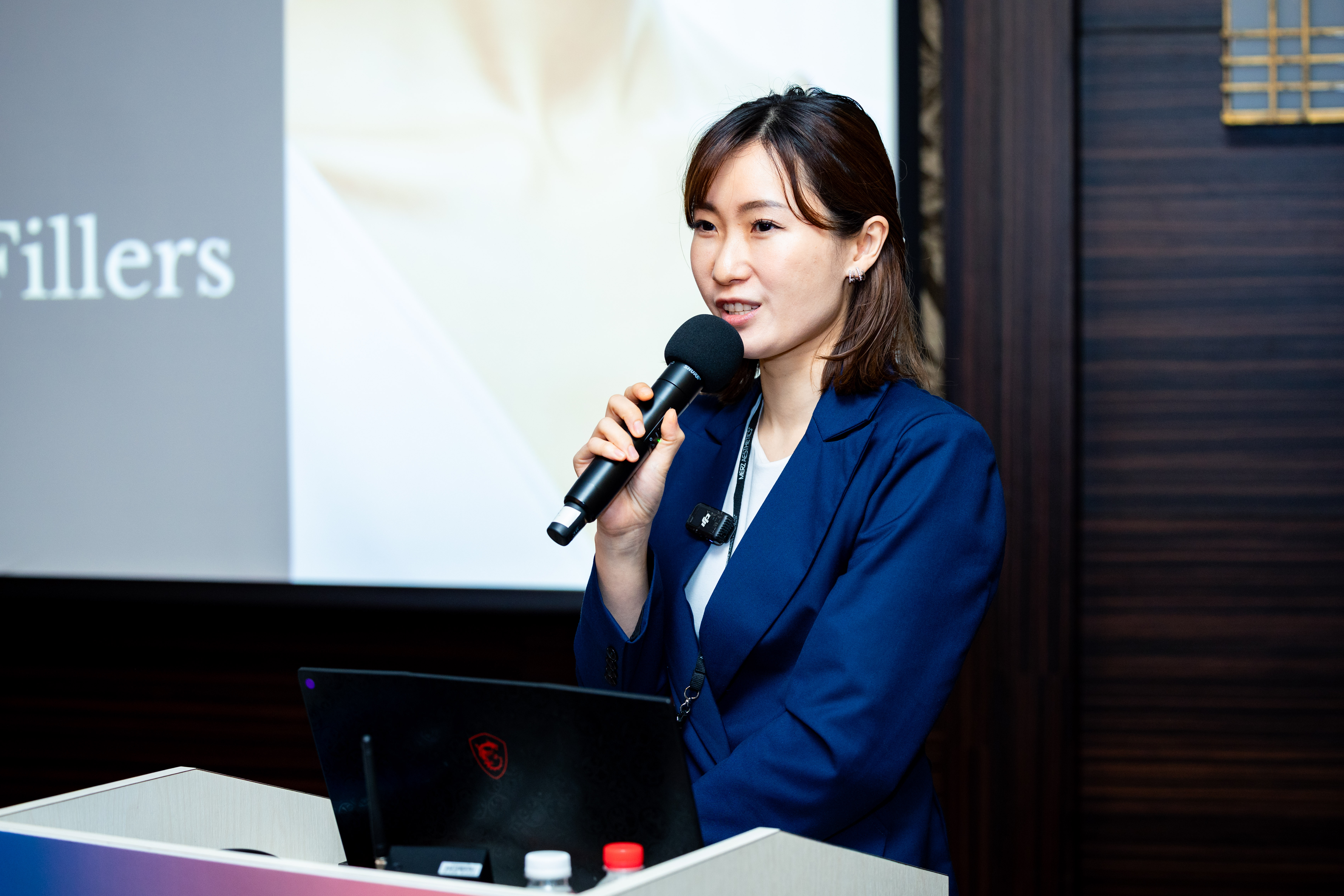 皮膚科醫學博士Aira Fujimaki本次AMWC分享Z音波在雙下巴與頰凹治療的應用，認為Z音波有機會成為下臉部雕塑的非手術選項方案。