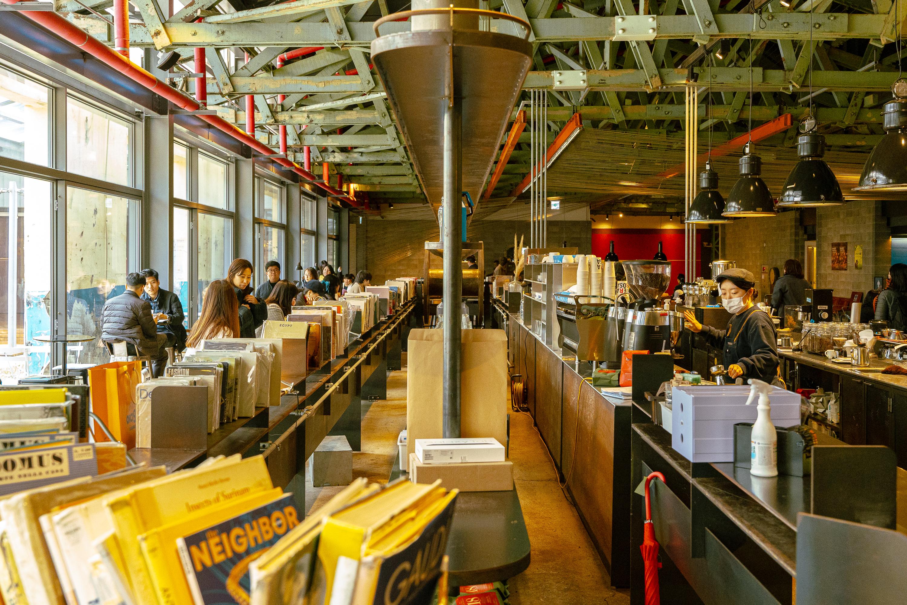 在鋼架包圍下閱讀、喝咖啡，是在當地知名文創園區「F1963」的獨家享受。