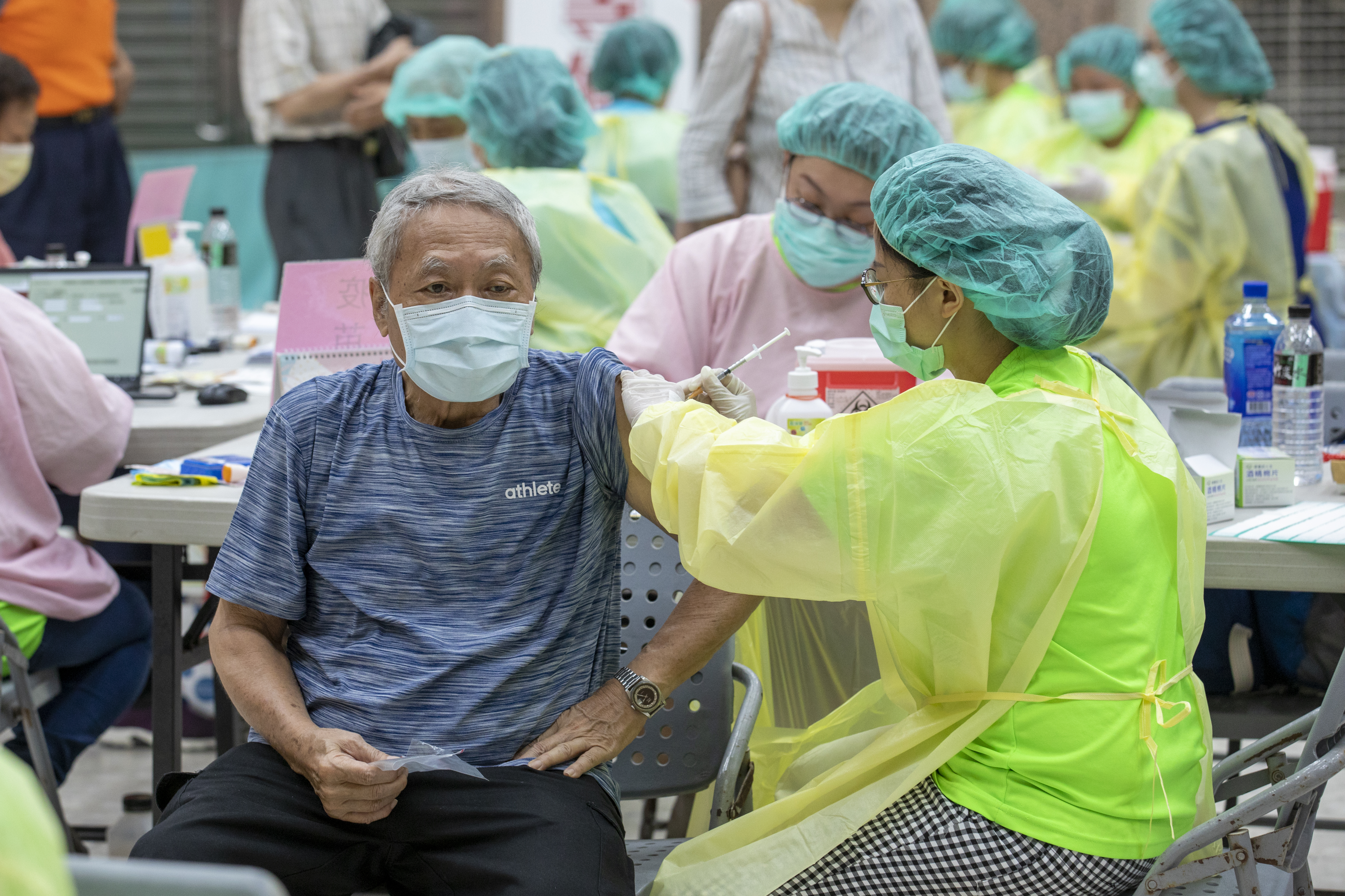 公費新冠疫苗讓未來不再提供全民施打，將限縮至10類族群適用。（示意圖，本刊資料照）