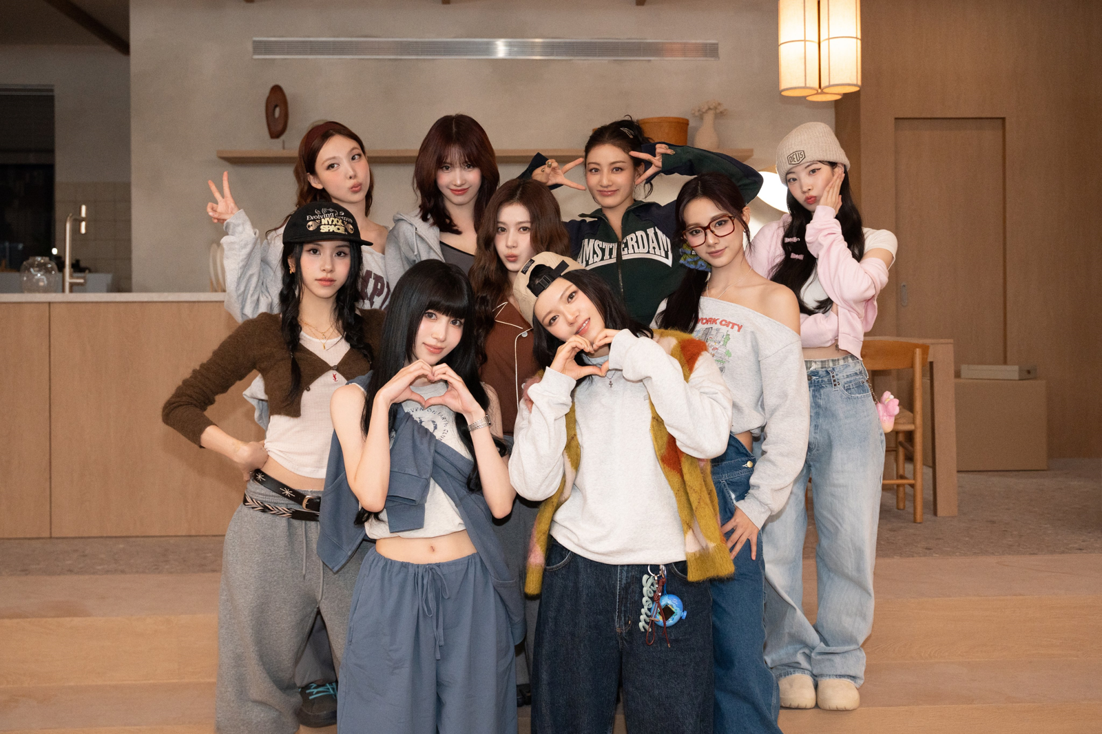 來去搭高捷 聽TWICE親自獻聲進站音 「THIS IS FOR ONCE IN 高雄」明晚全面啟動