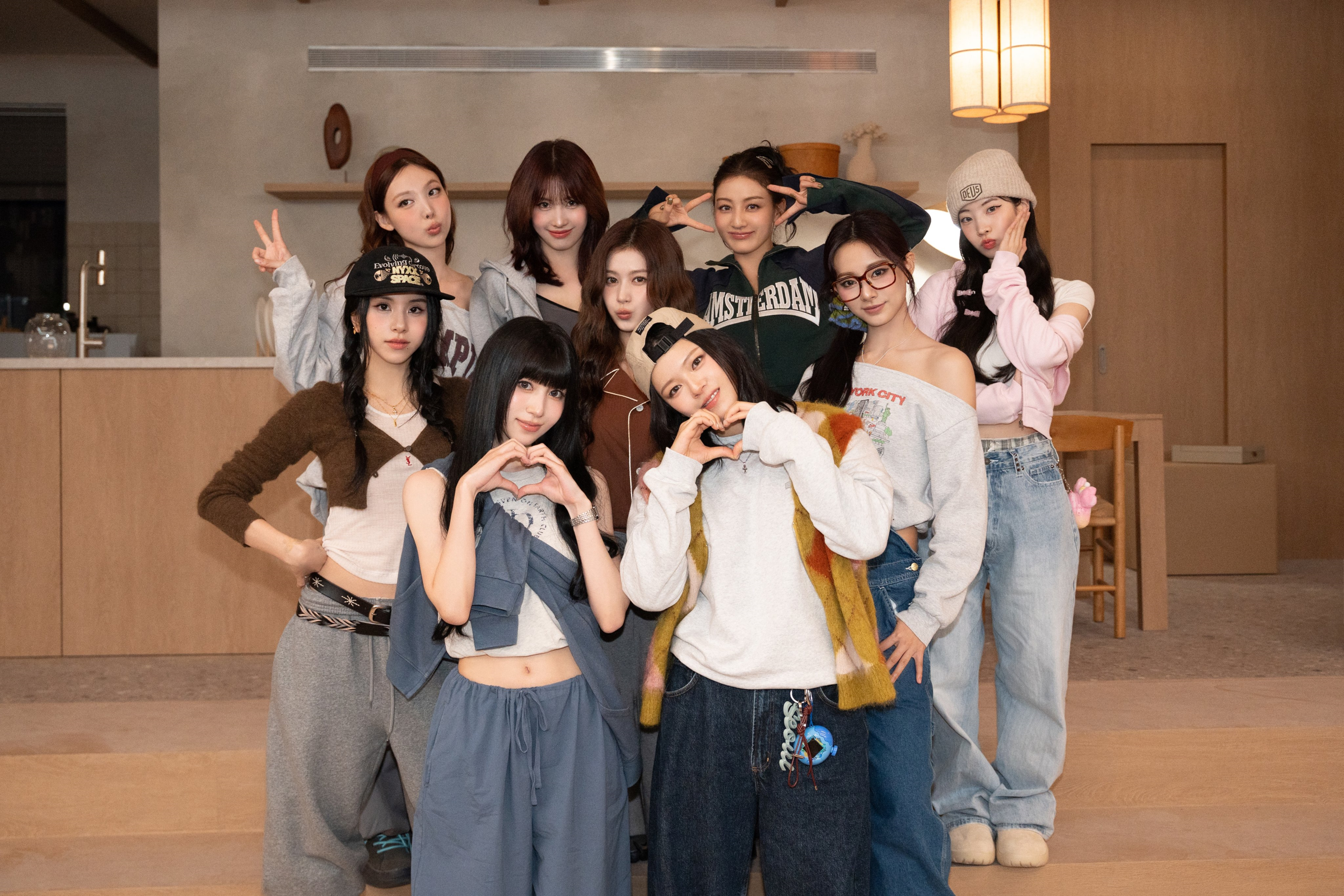 TWICE本週末在高雄開唱,主辦Live Nation再度出招將高雄變成TWICE CITY。(翻攝TWICE X)