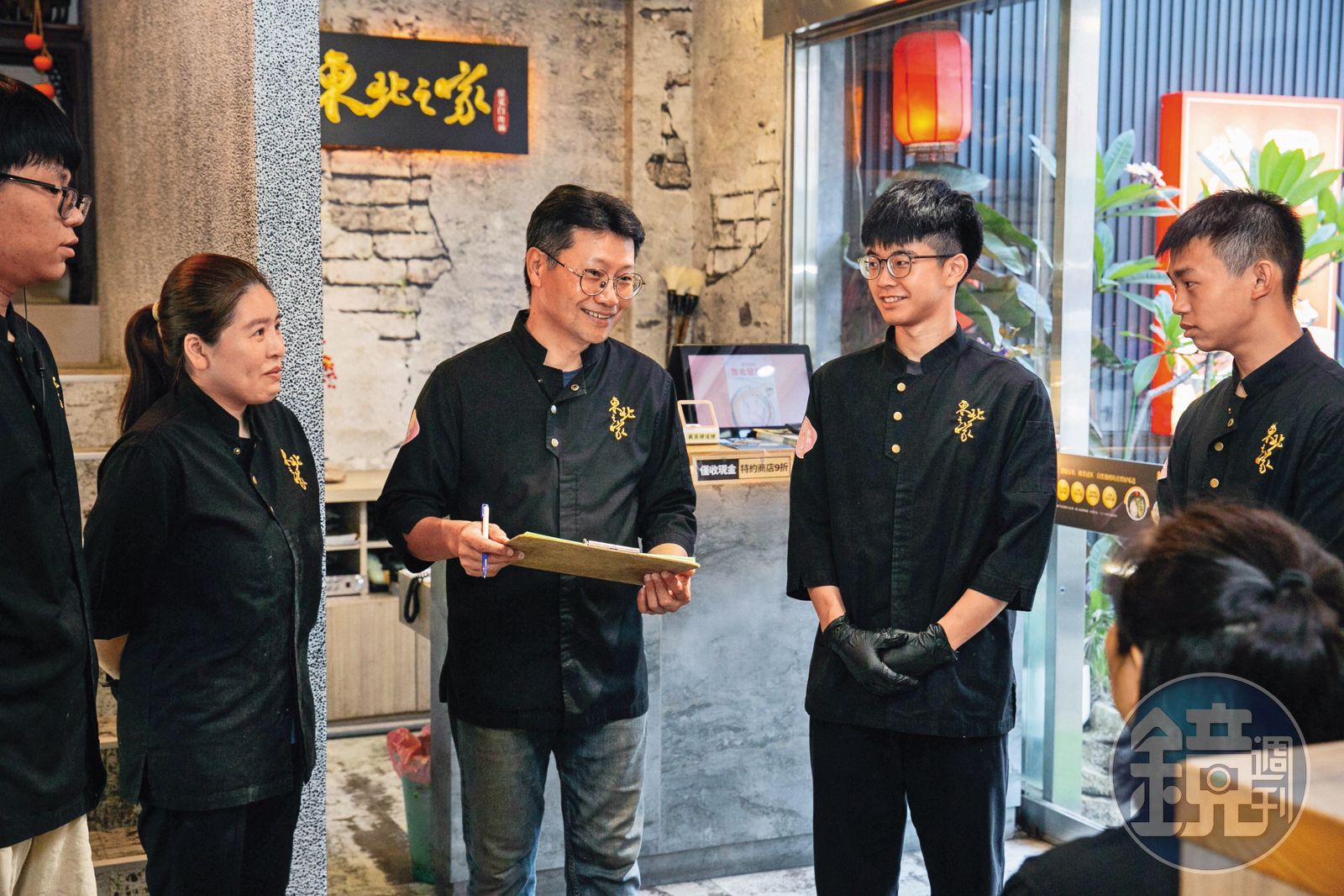 開業7年多來，侯聯松（中）始終維持開店前的精神喊話，順便觀察員工情緒。