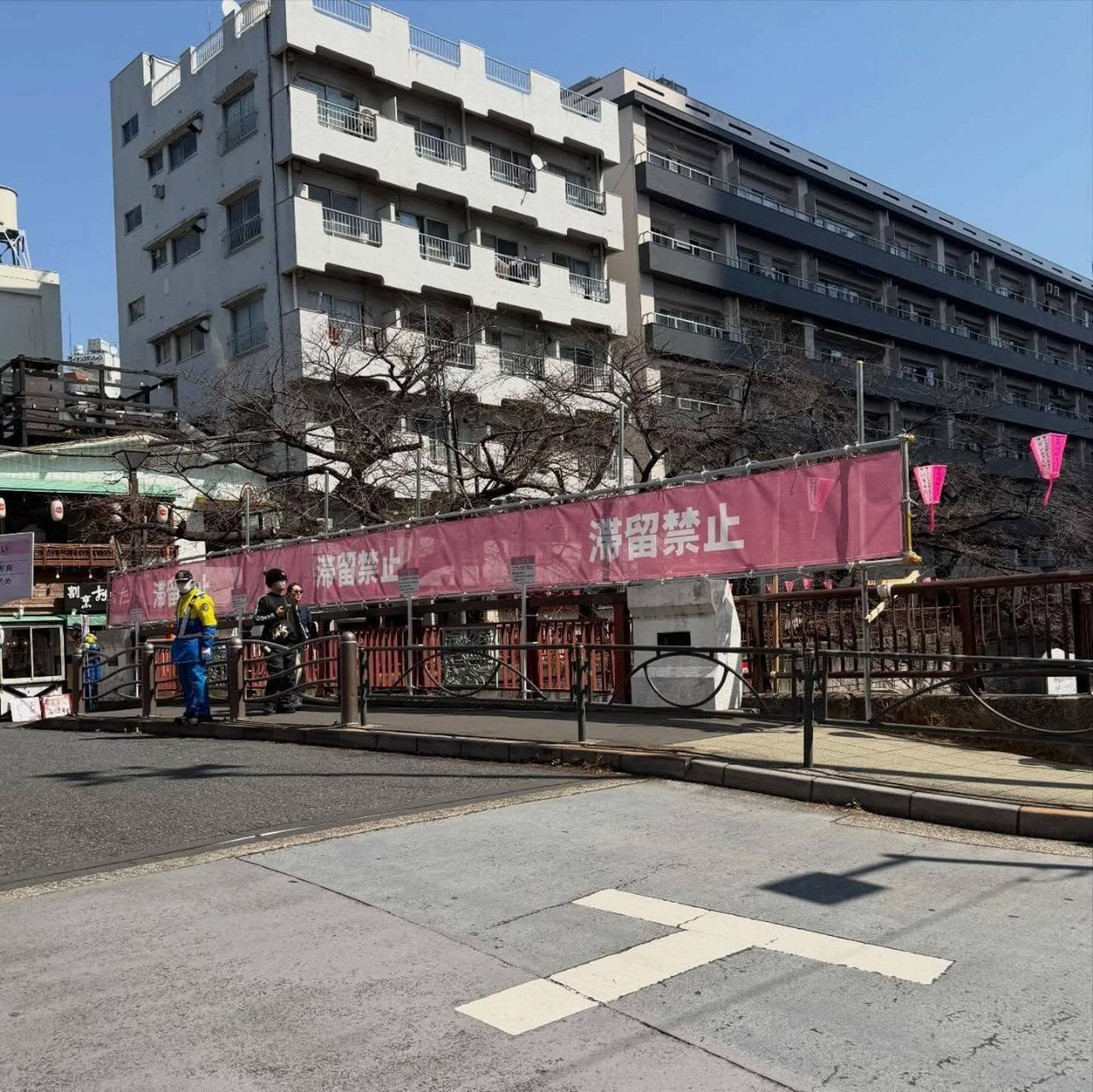 目黑川賞櫻人潮擠爆,熱門橋樑掛出「滯留禁止」橫幅引發熱議。(翻攝自臉書日本自助旅遊中毒者 )
