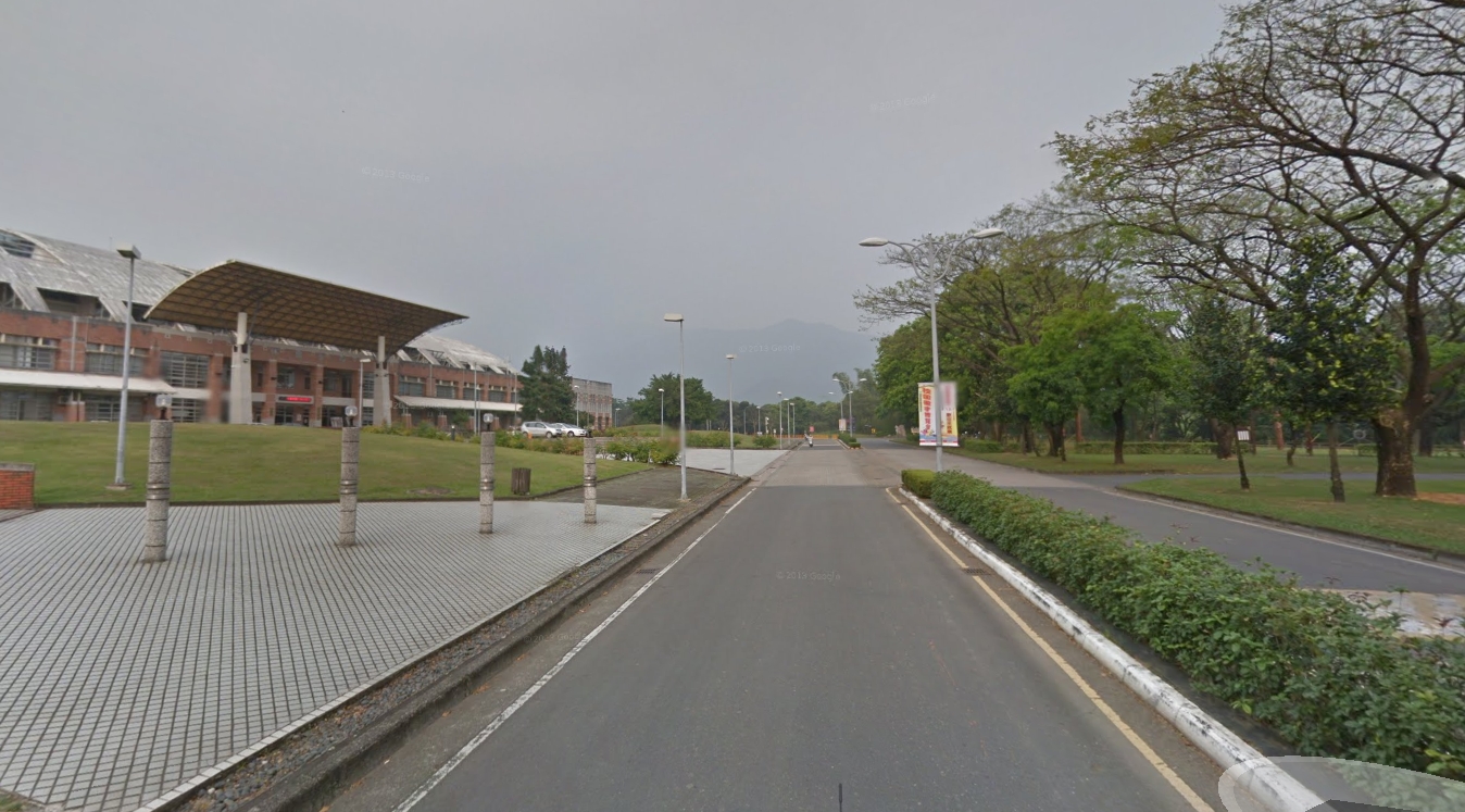 屏科大一名大一學生在校內體育館前方的學府路騎車自摔，送醫不治身亡，協助救援的學長還原當時的現場情況。（翻攝自Google Maps）