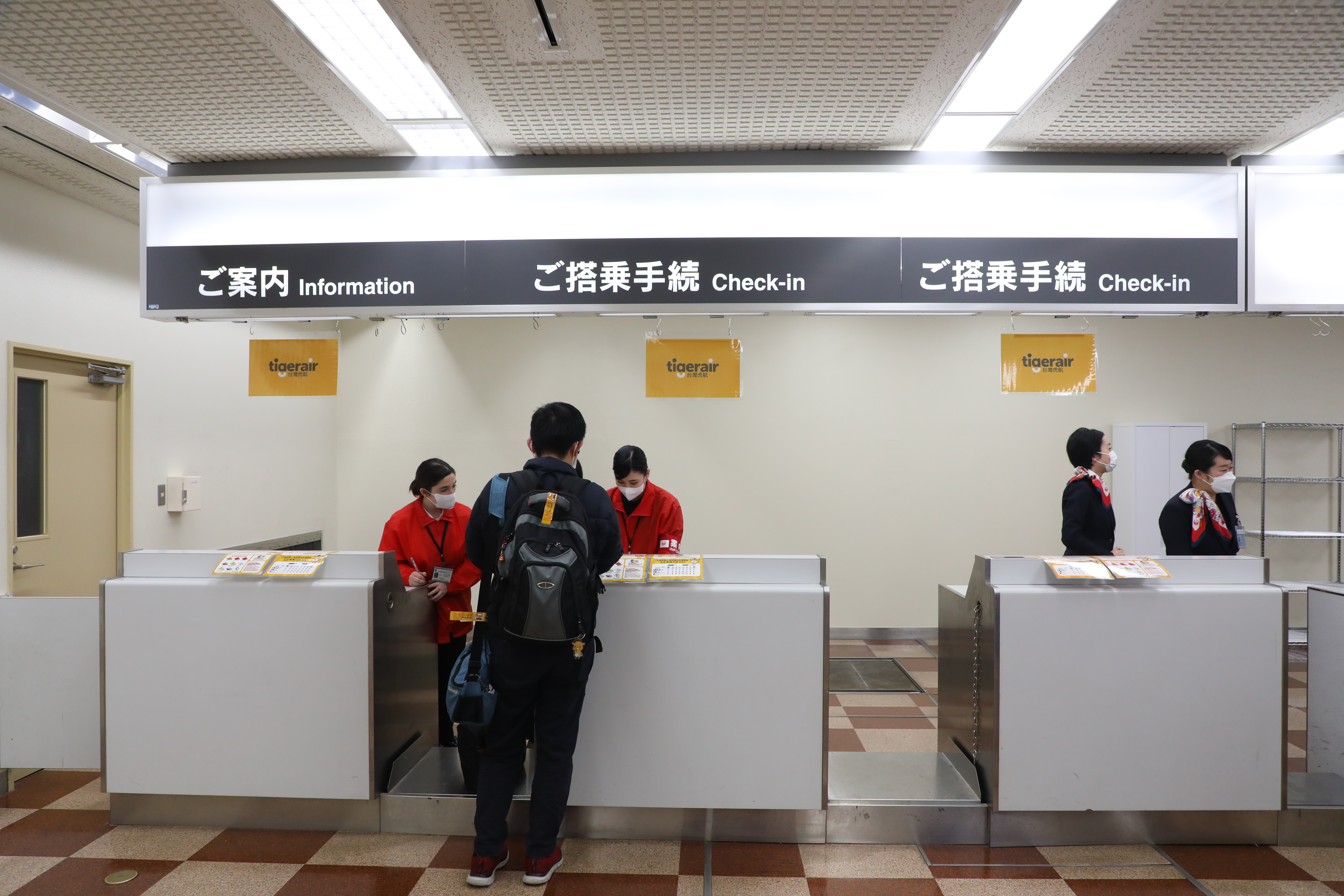 秋田機場僅有兩處報到櫃臺，需要排隊等候。
