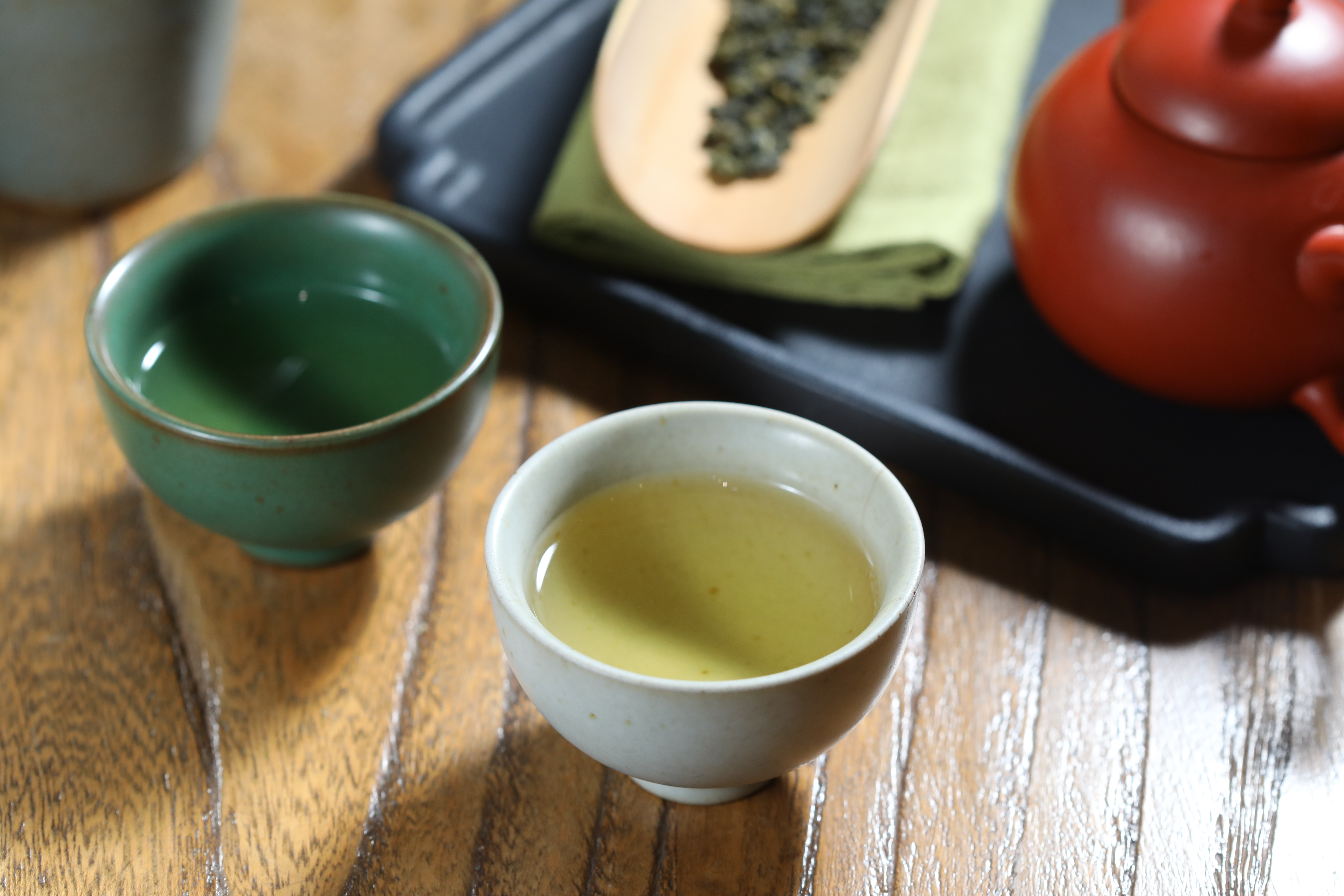 產自南投龍鳳峽海拔1,600公尺的「丘山茶」沖泡後帶有蘭花與青草香氣。（320元／小組茶）