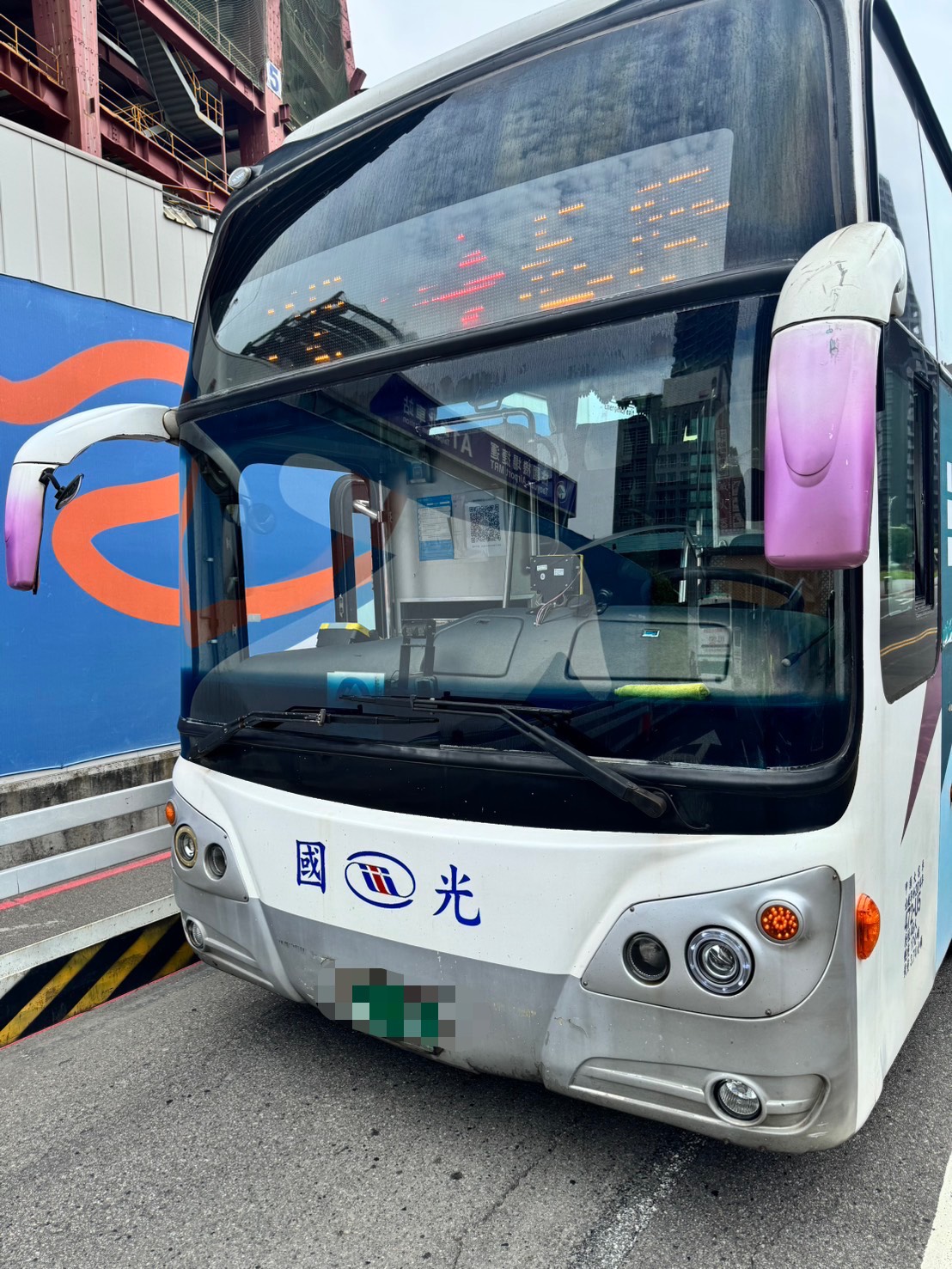 所幸事故僅造成車損，沒有乘客受傷。（翻攝畫面）