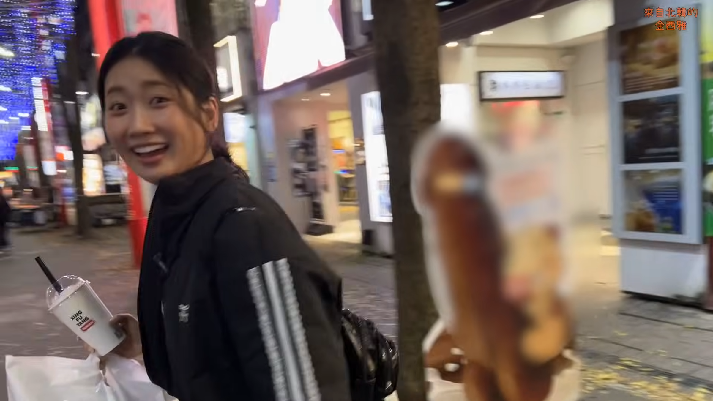 北韓姊妹逛西門町,看到知名伴手禮「大鵰燒」,嚇得不斷大叫。(翻攝自YouTube 來自北韓的金西雅)